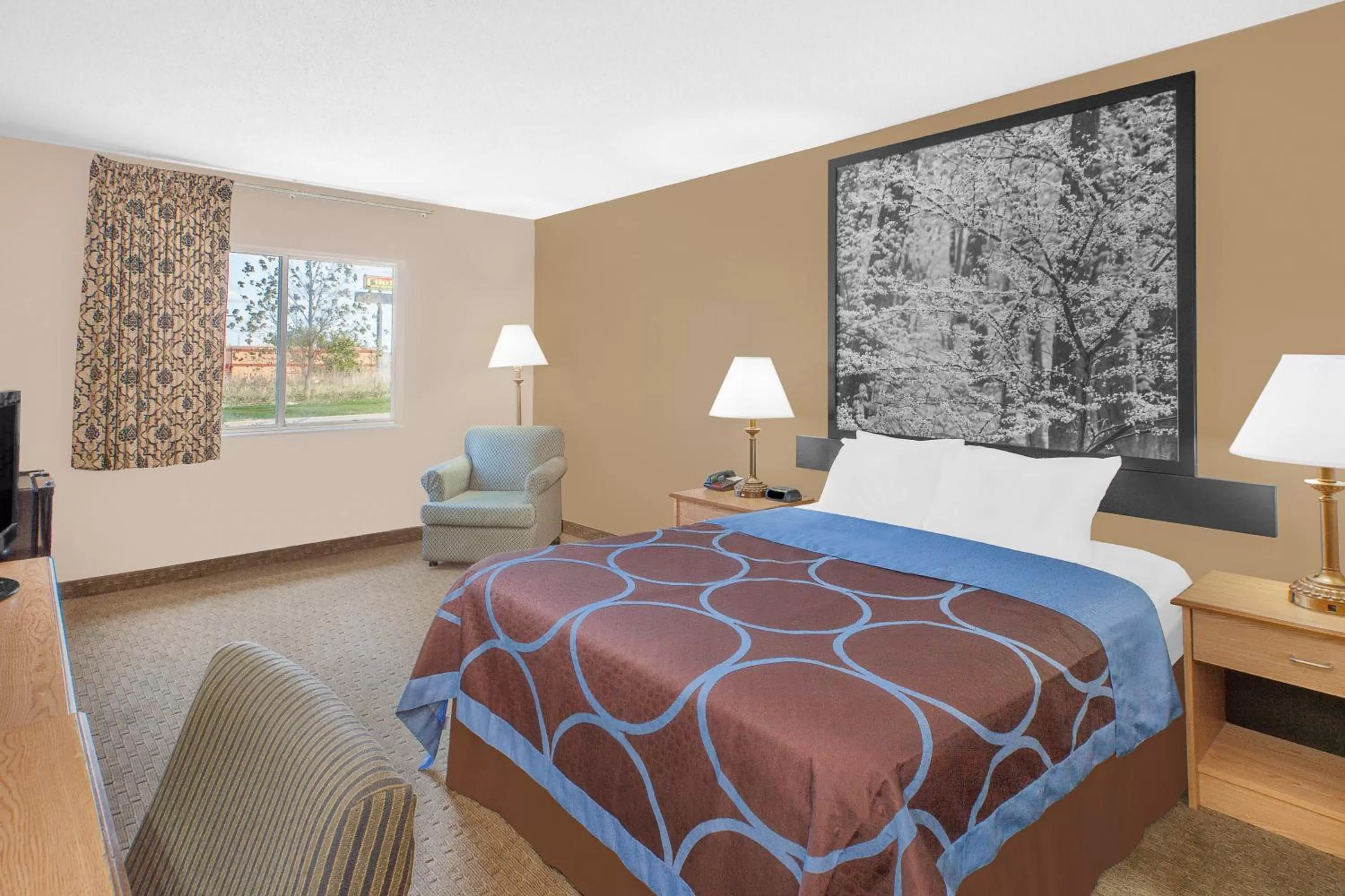 1 Queen Bed, One-Bedroom, Suite, Non-Smoking in Super 8 by Wyndham Seville