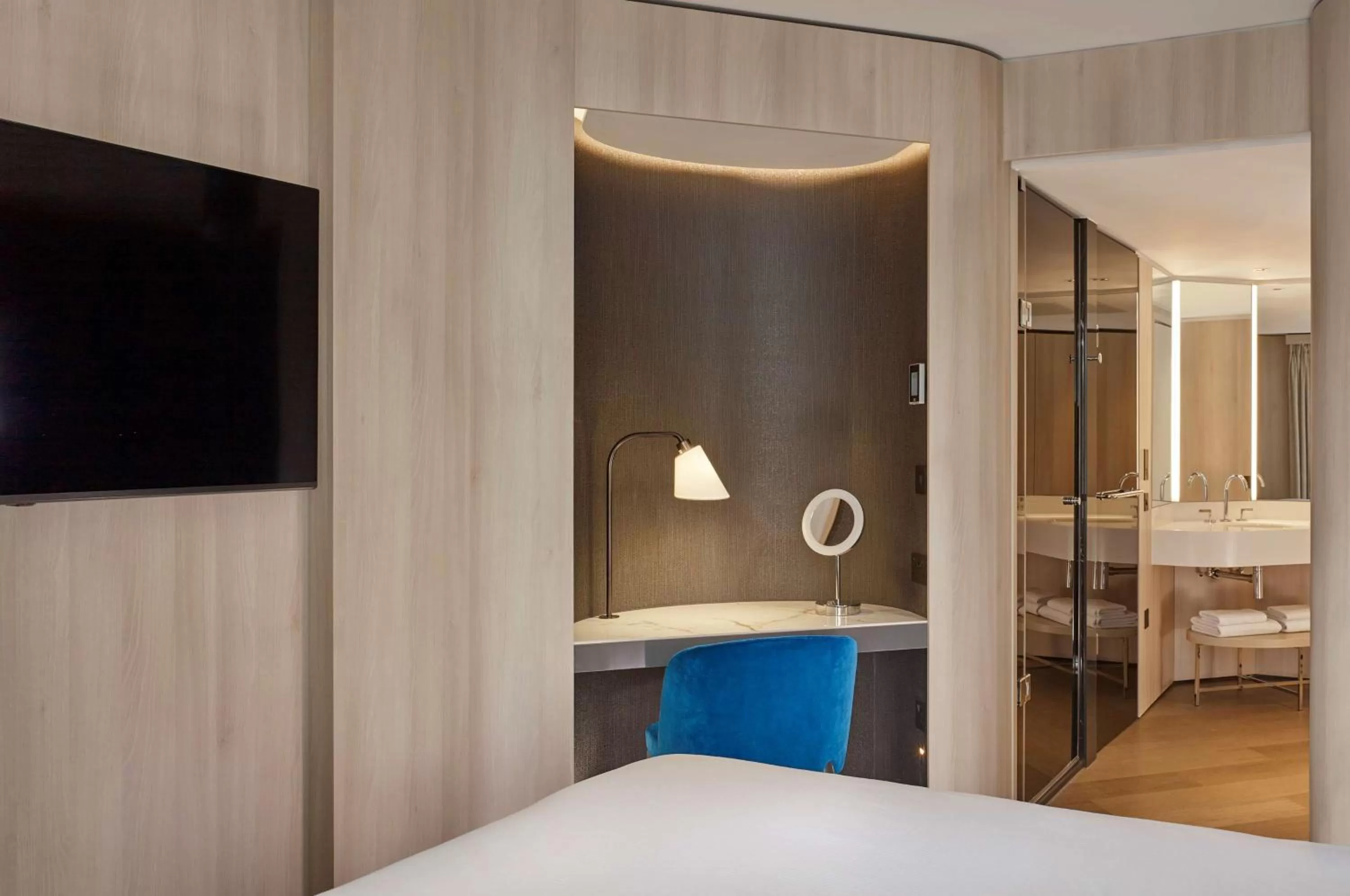 Queen Room in The Westminster London, Curio Collection by Hilton