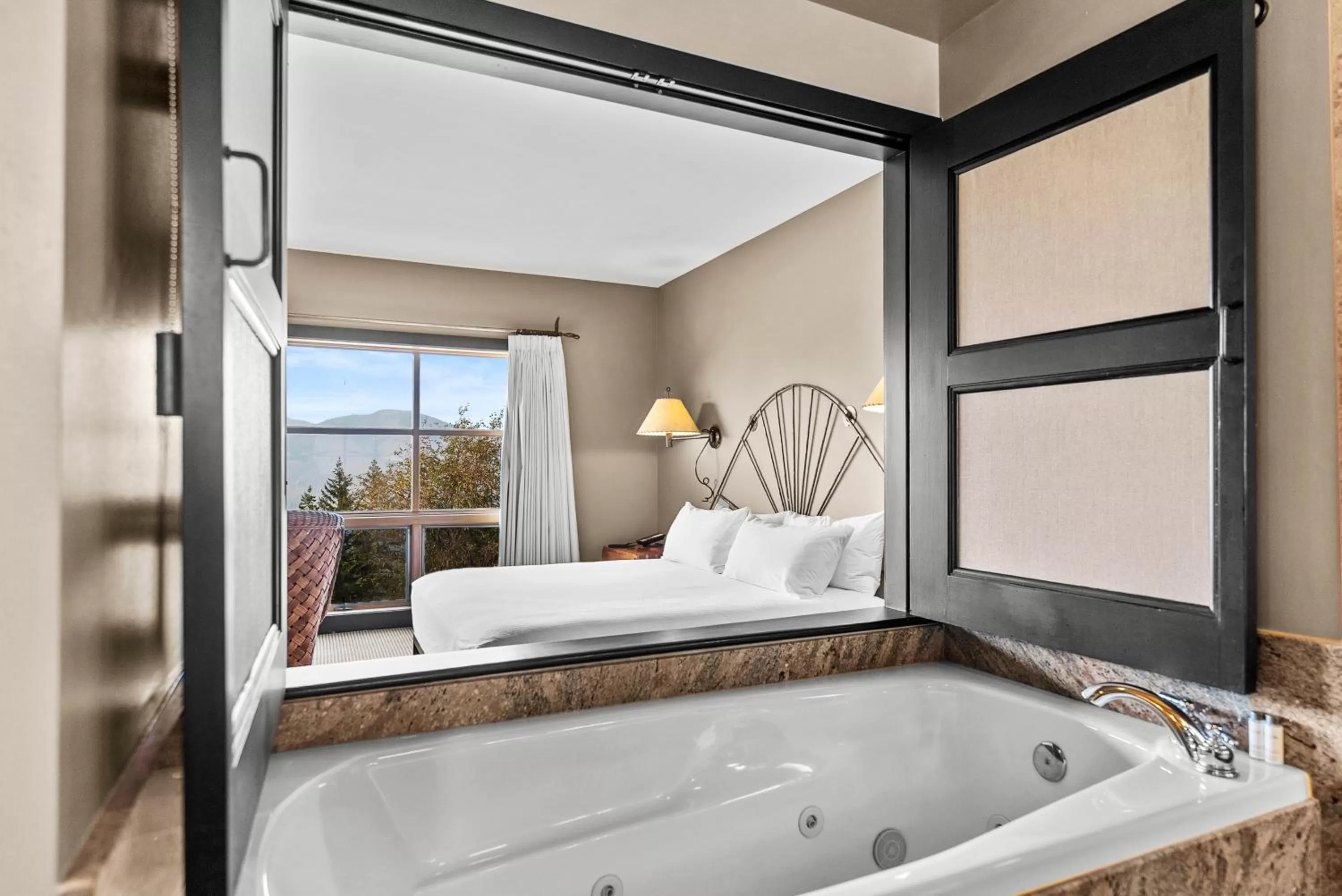 Mt Robinson King Room with Jetted Tub in Sun Mountain Lodge