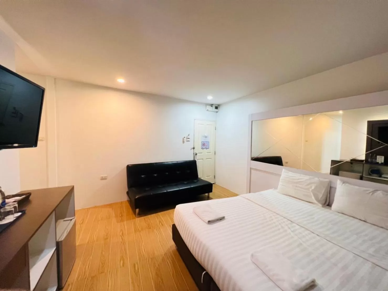 Deluxe Double Room in Bed By Cruise Hotel At Samakkhi-Tivanont