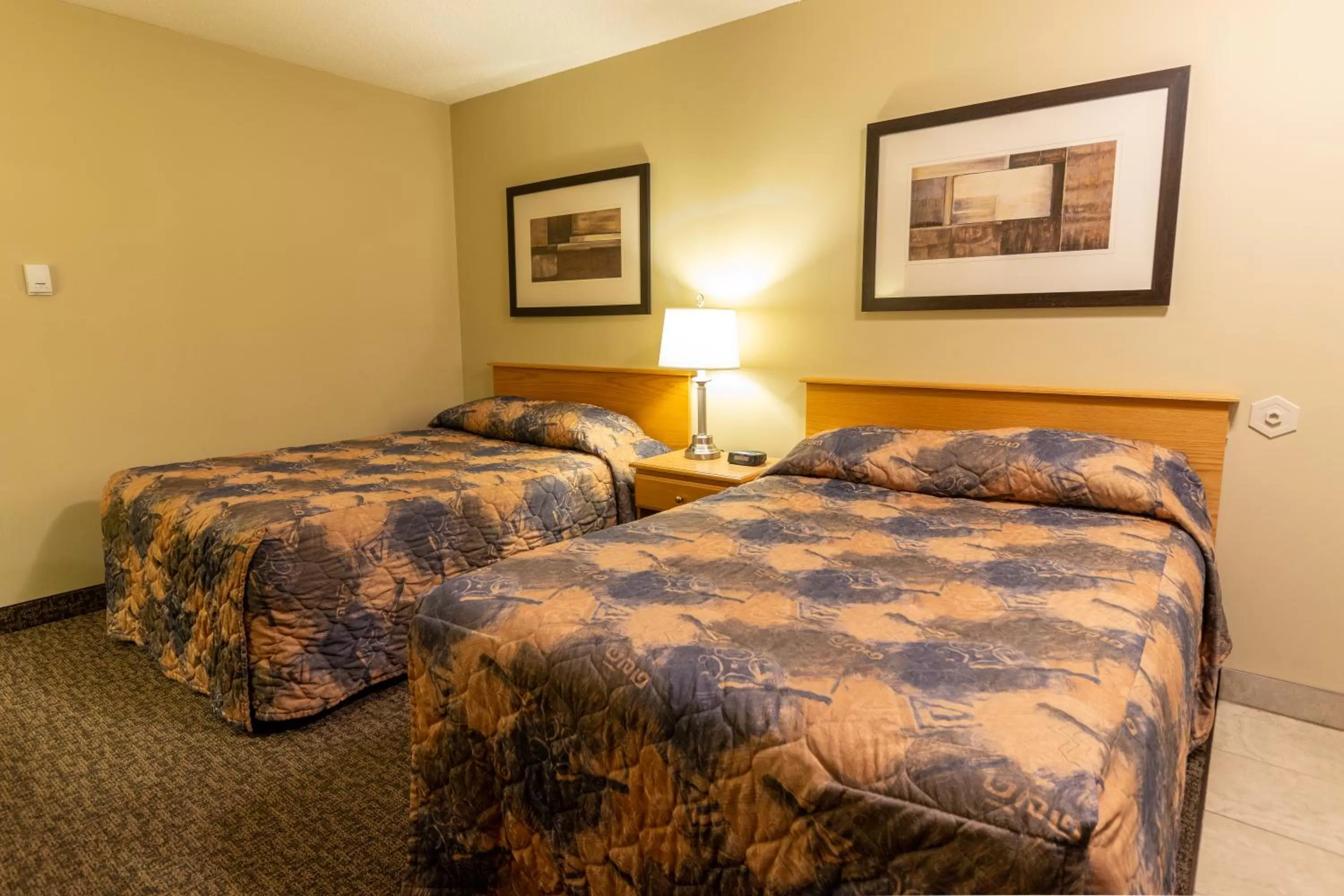 Queen Room with Two Queen Beds Kitchenette - Smoking in BCMInns - Fort McMurray - Rusty's