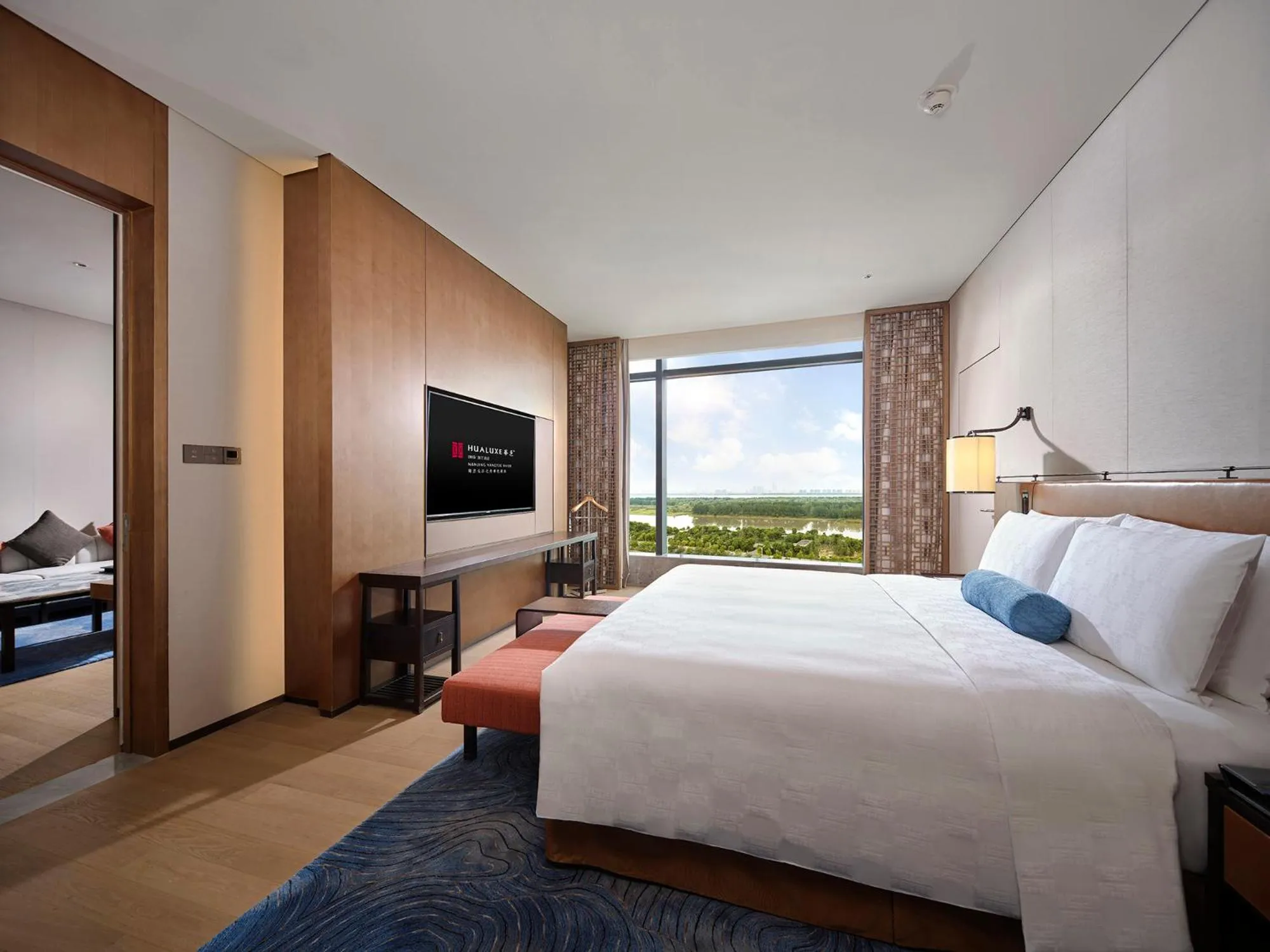 One-Bedroom King Suite with River View and Lounge Access in HUALUXE Nanjing Yangtze River