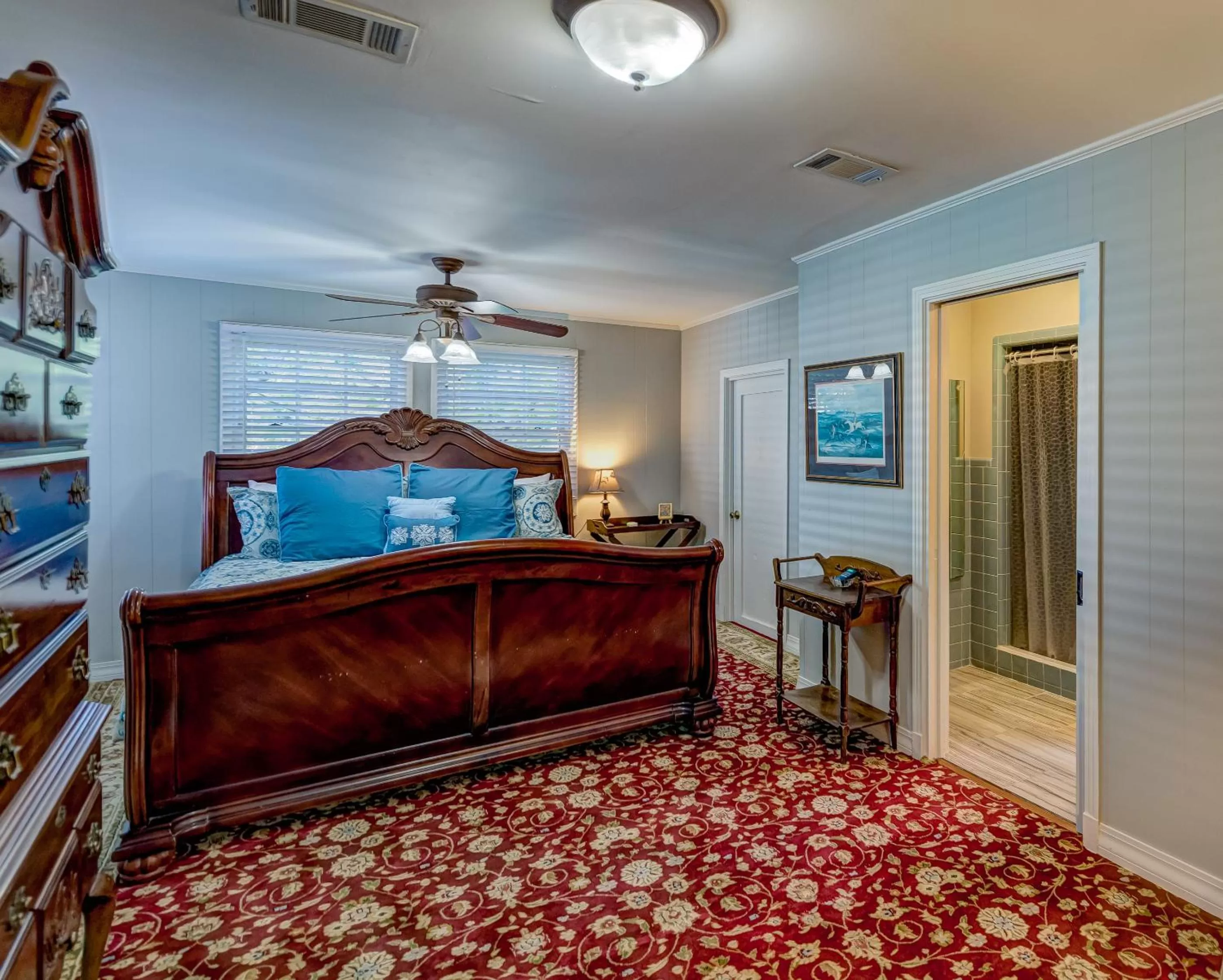 King Room - single occupancy in Steele Cottage