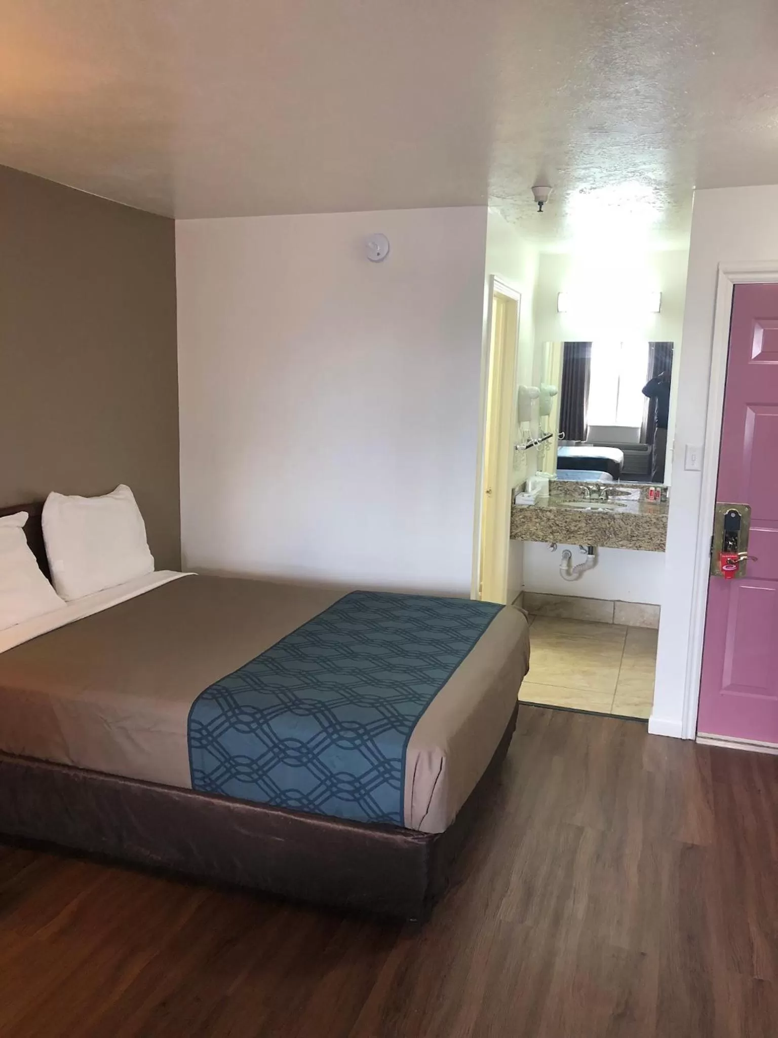 Queen Room - Non-Smoking in Ameri-Stay Inn & Suites