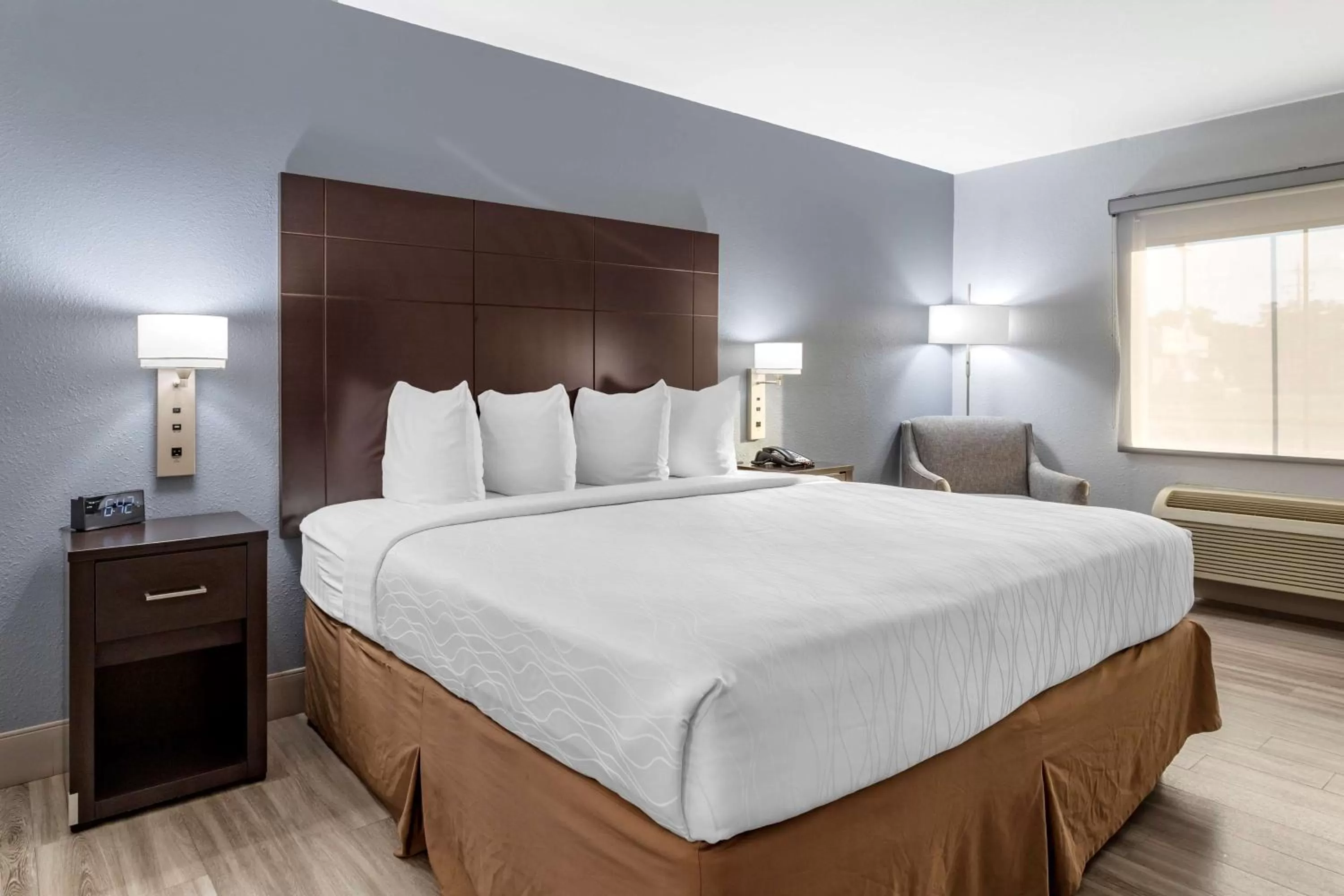 King Room with Bath Tub - Disability Access/Non-Smoking in Best Western Plus Orange County