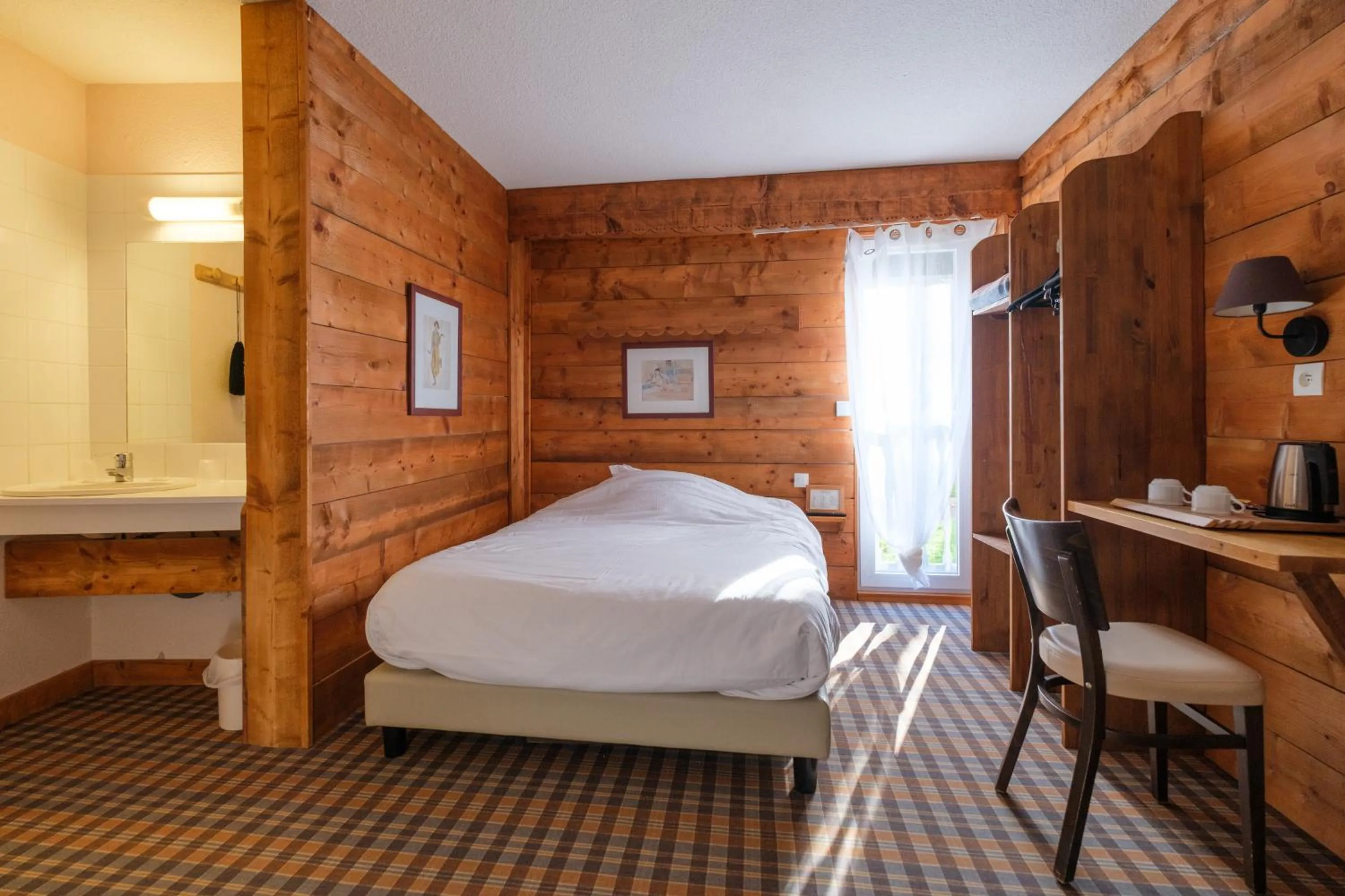 Double Room in Cit'Hotel Le Montreal