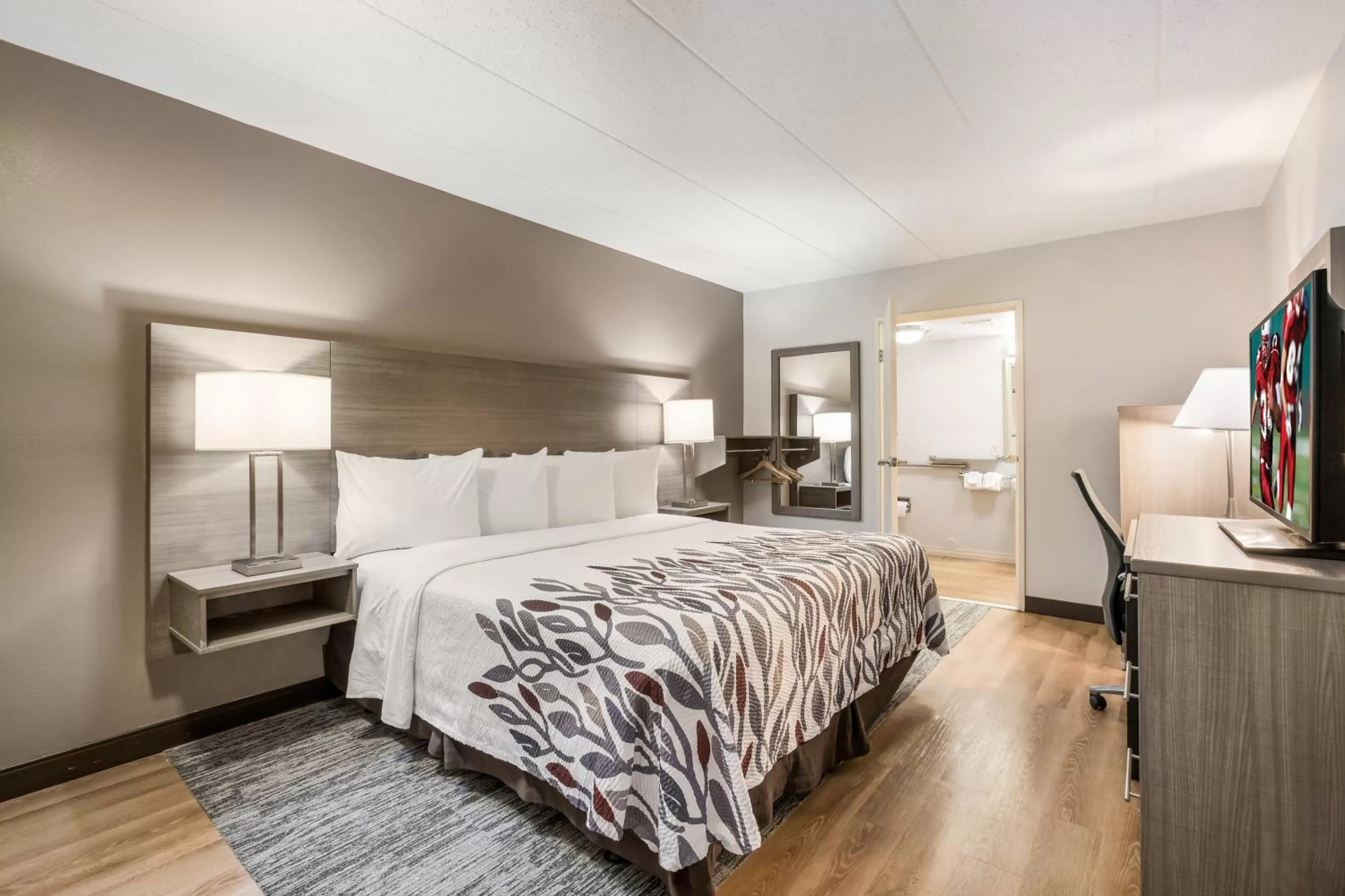 Deluxe King Room Disability Access Roll-In Shower Smoke Free in Red Roof Inn Lansing West - MSU