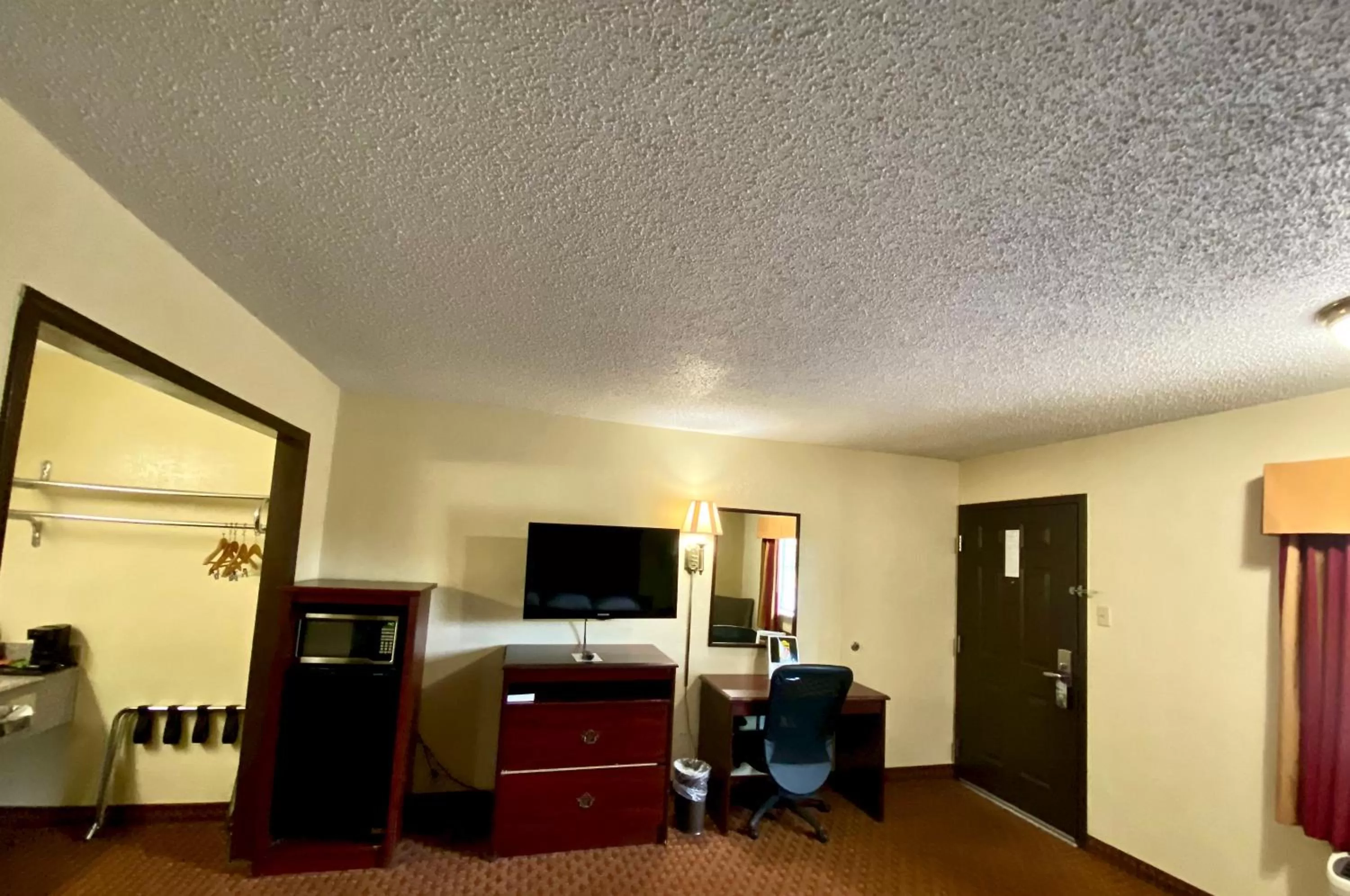 Standard King Room - Smoking in Super 8 by Wyndham Shawnee