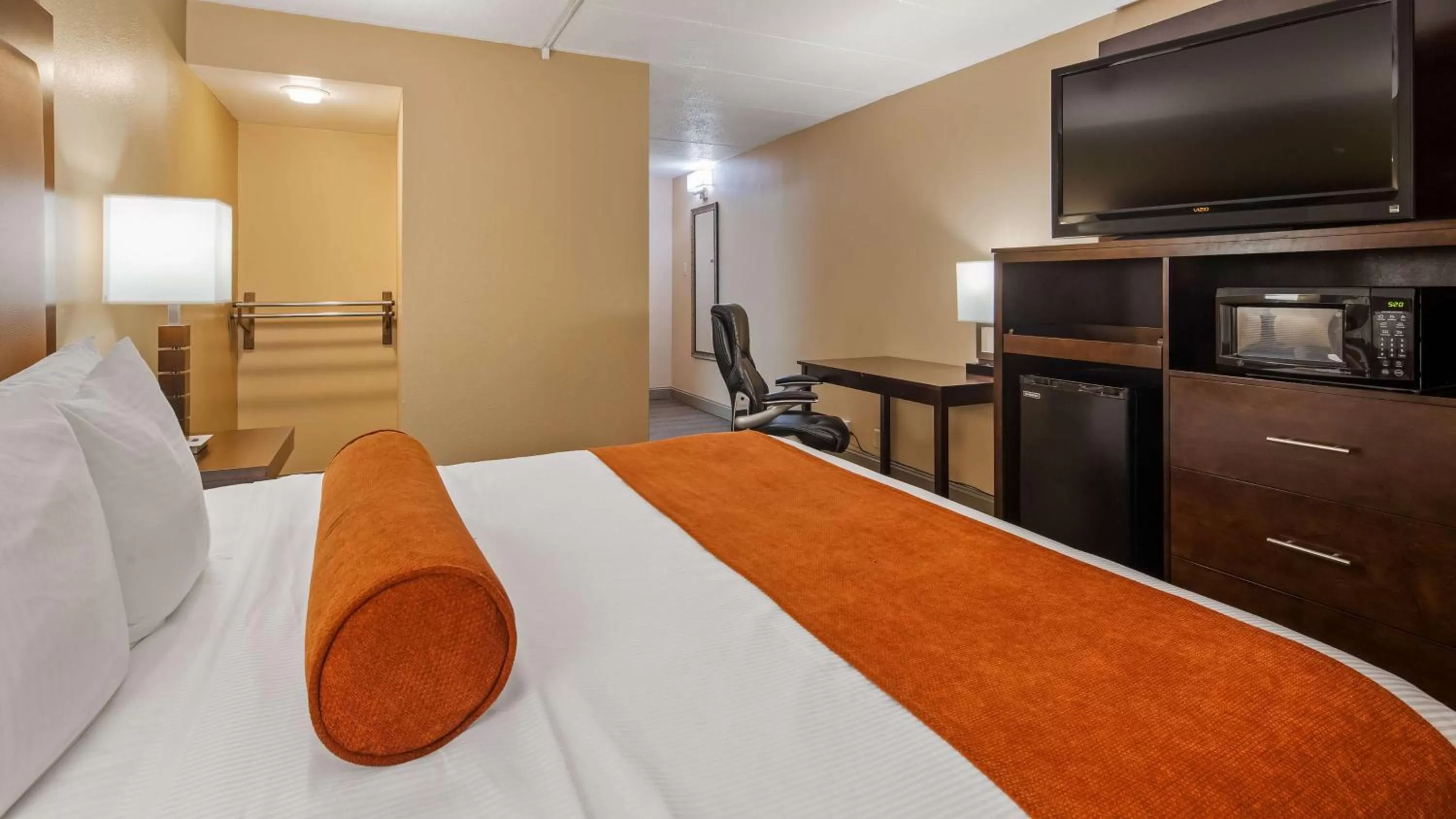 King Room with Bath Tub - Disability Access in Best Western Crossroads Of The Bluffs