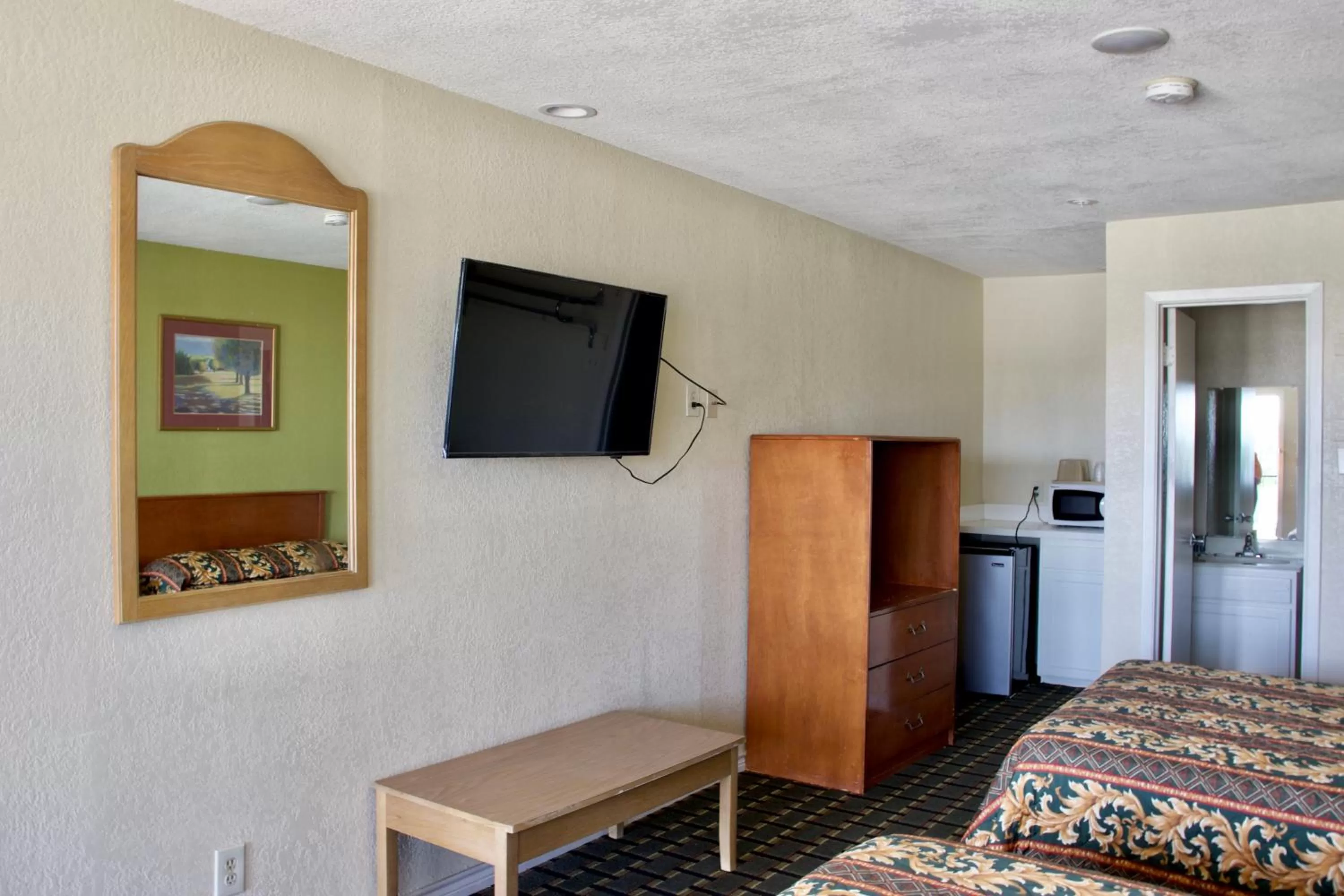 Double Room with Two Double Beds - Smoking in Executive Inn of Arlington, Near AT&T Stadium