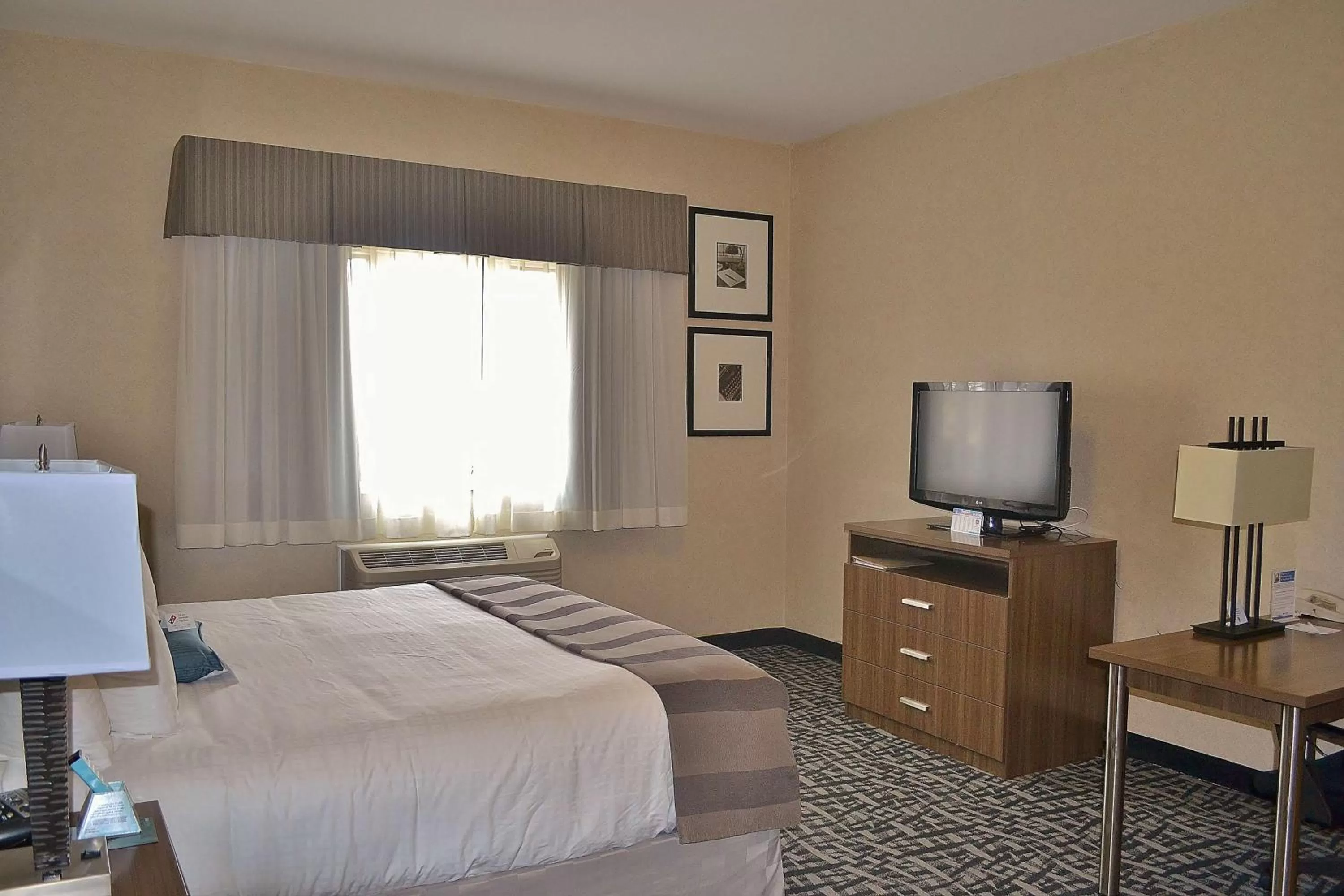 King Room with Mobility Accessible Tub and Sofa Bed in Best Western DuBois Hotel
