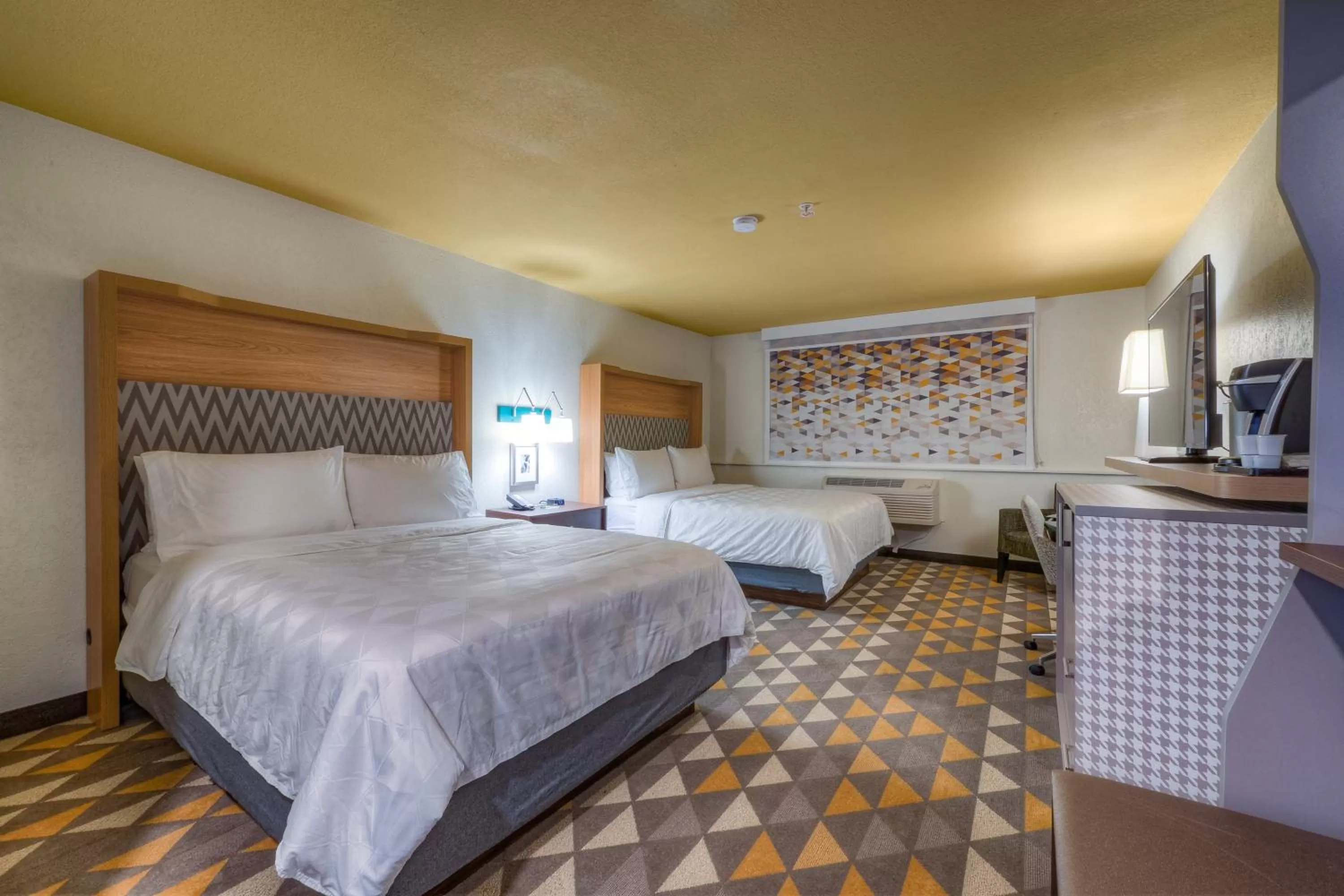 Standard Queen Room with Two Queen Beds and Mobility Accessible Tub in Holiday Inn Tacoma Mall by IHG