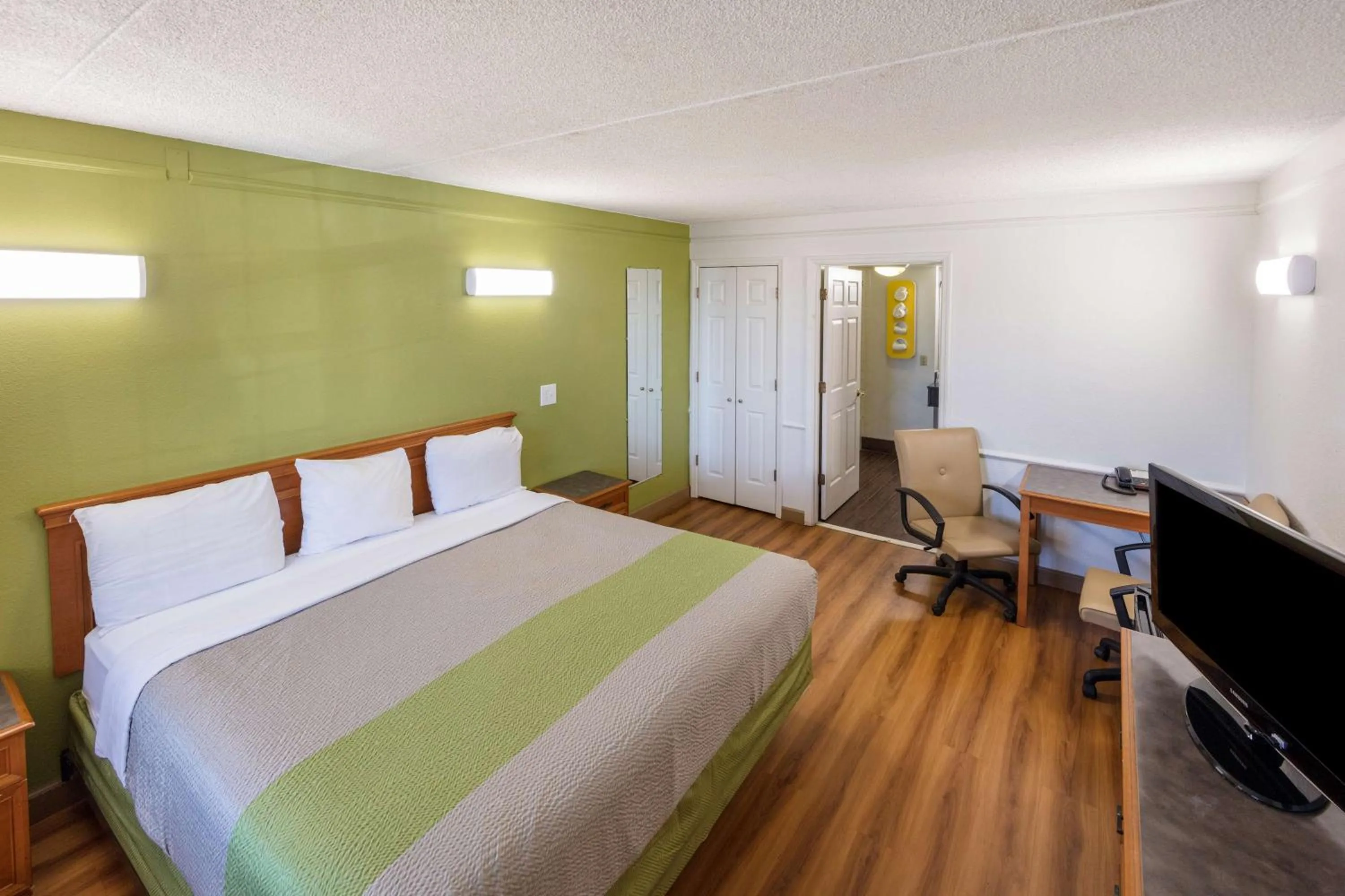 King Room - Disability Access - Non-Smoking in Motel 6-Knoxville, TN