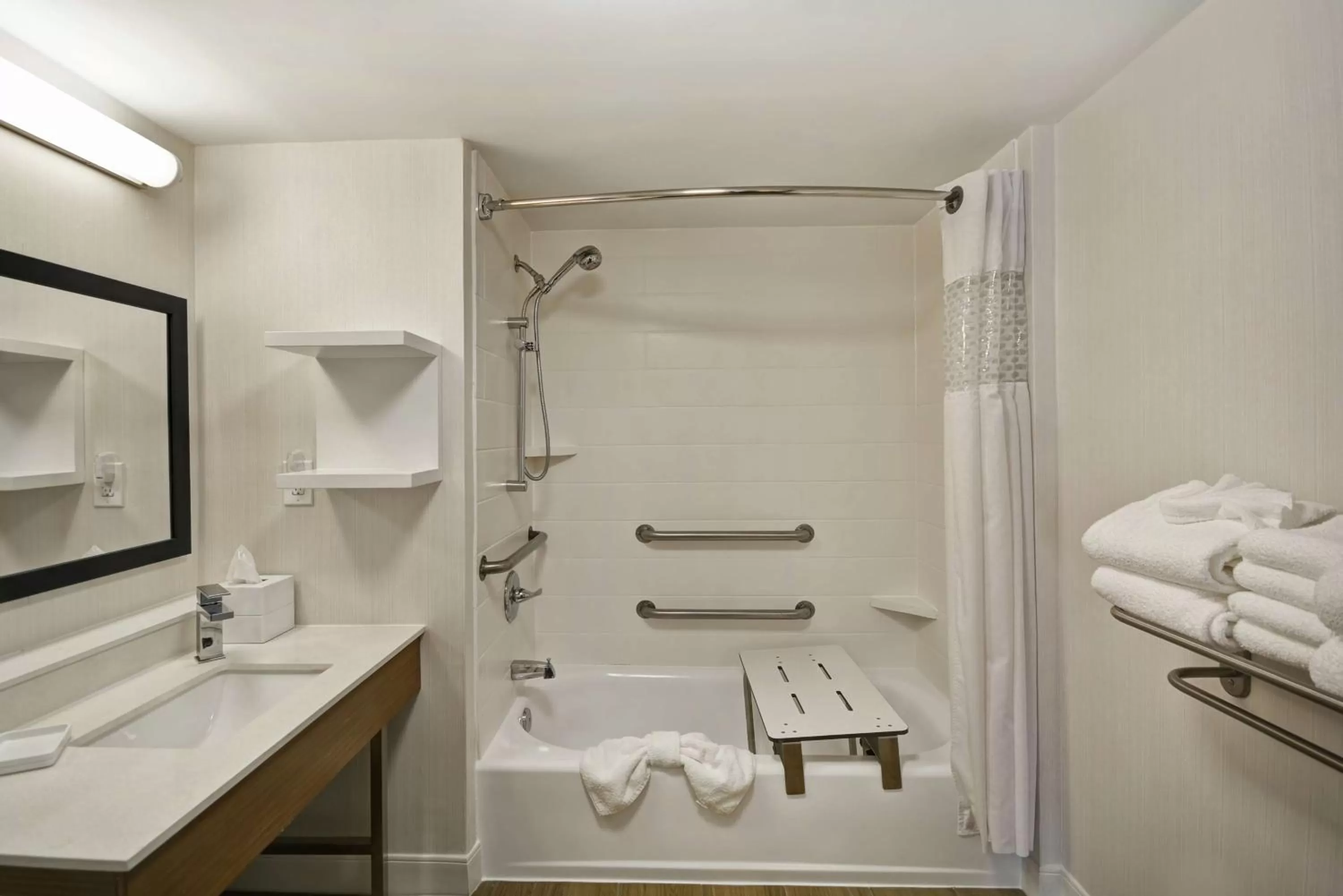 Queen Room with Two Queen Beds - Hearing Accessible/Non-Smoking in Hampton Inn Auburn