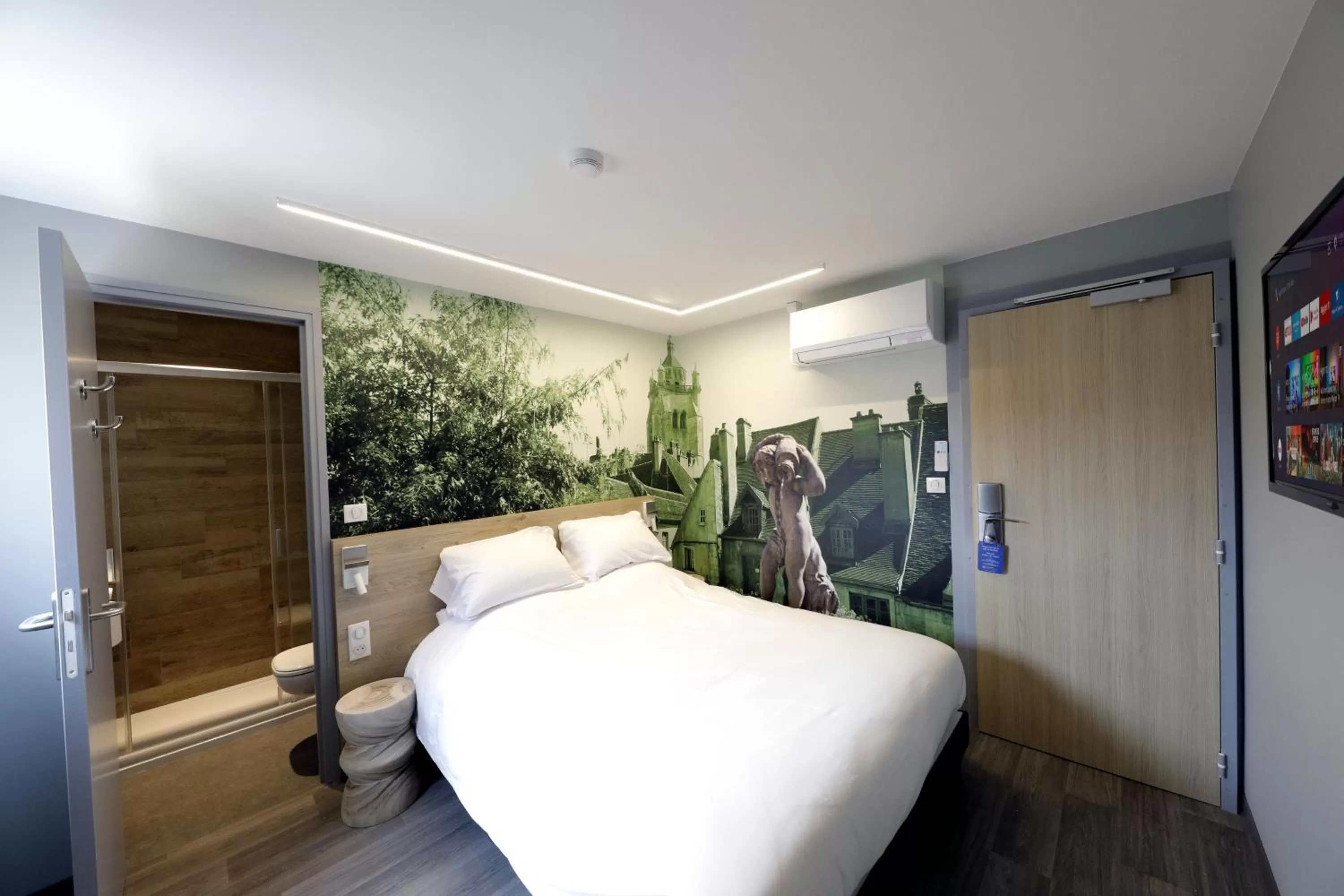 Standard Queen Room with Roll-In Shower - Disability Access/Non-Smoking in Sure Hotel by Best Western Dole