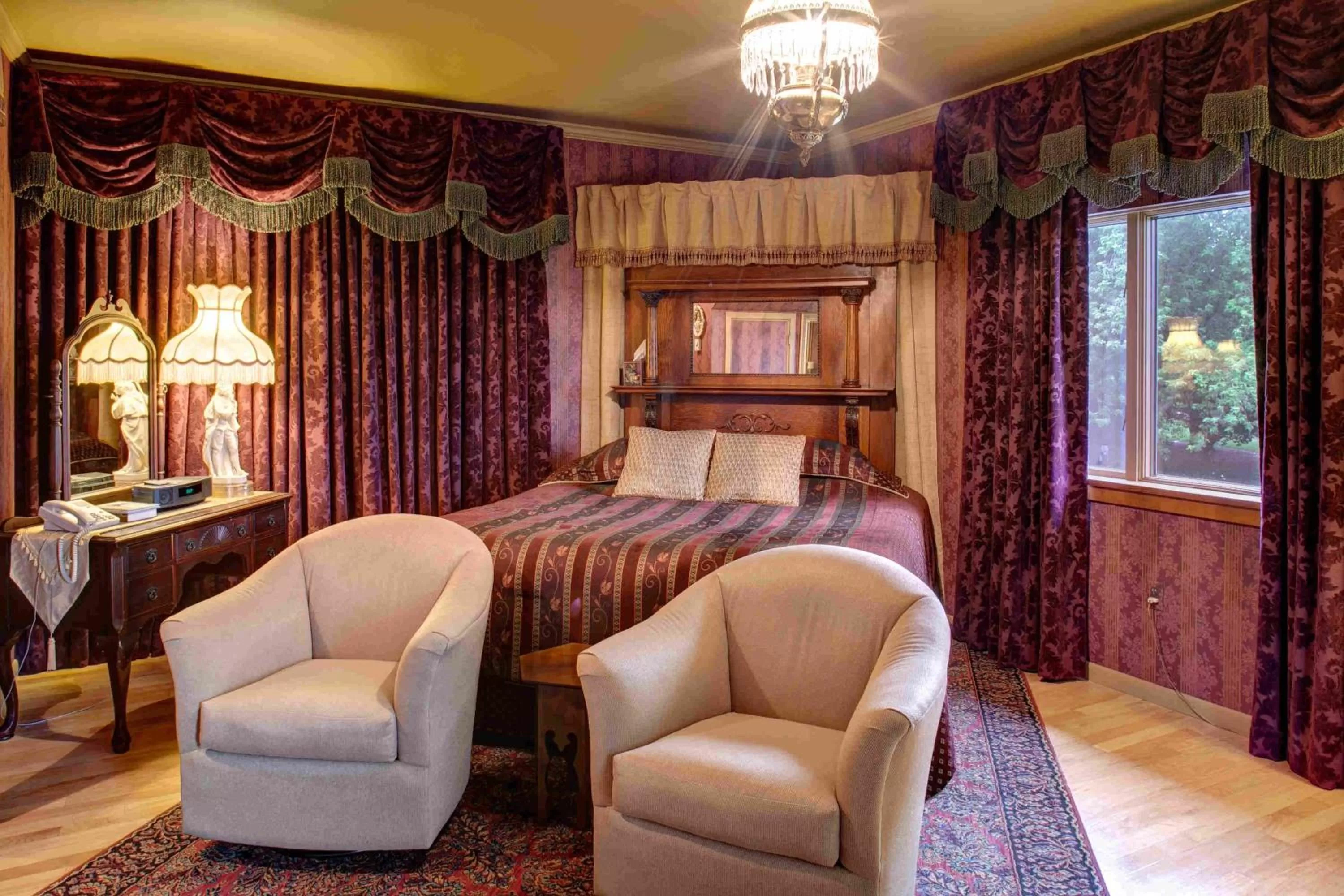 Suite with Balcony in Twin Pine Manor