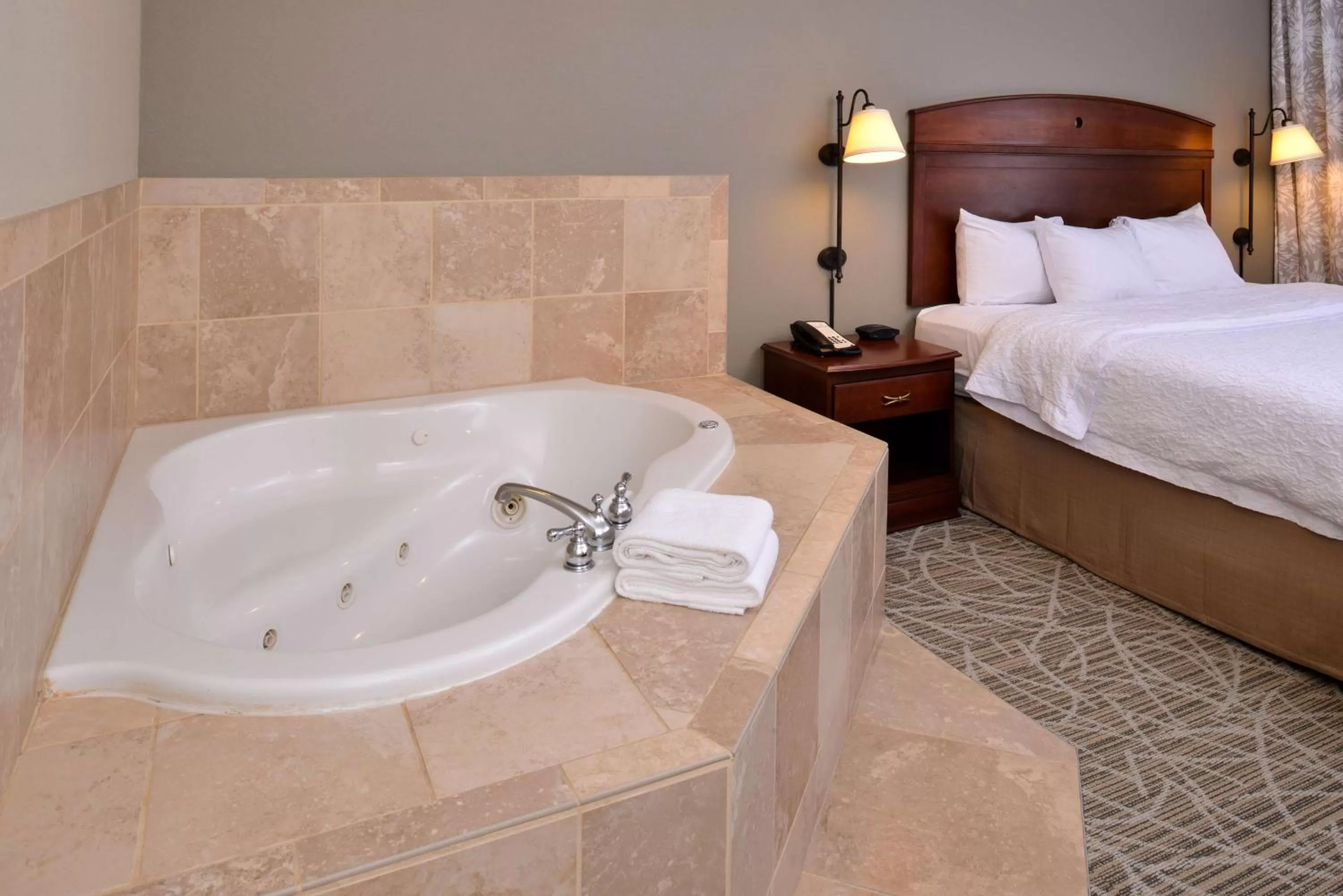 One-Bedroom King Suite with Whirlpool - Non-Smoking  in Hampton Inn by Hilton Litchfield