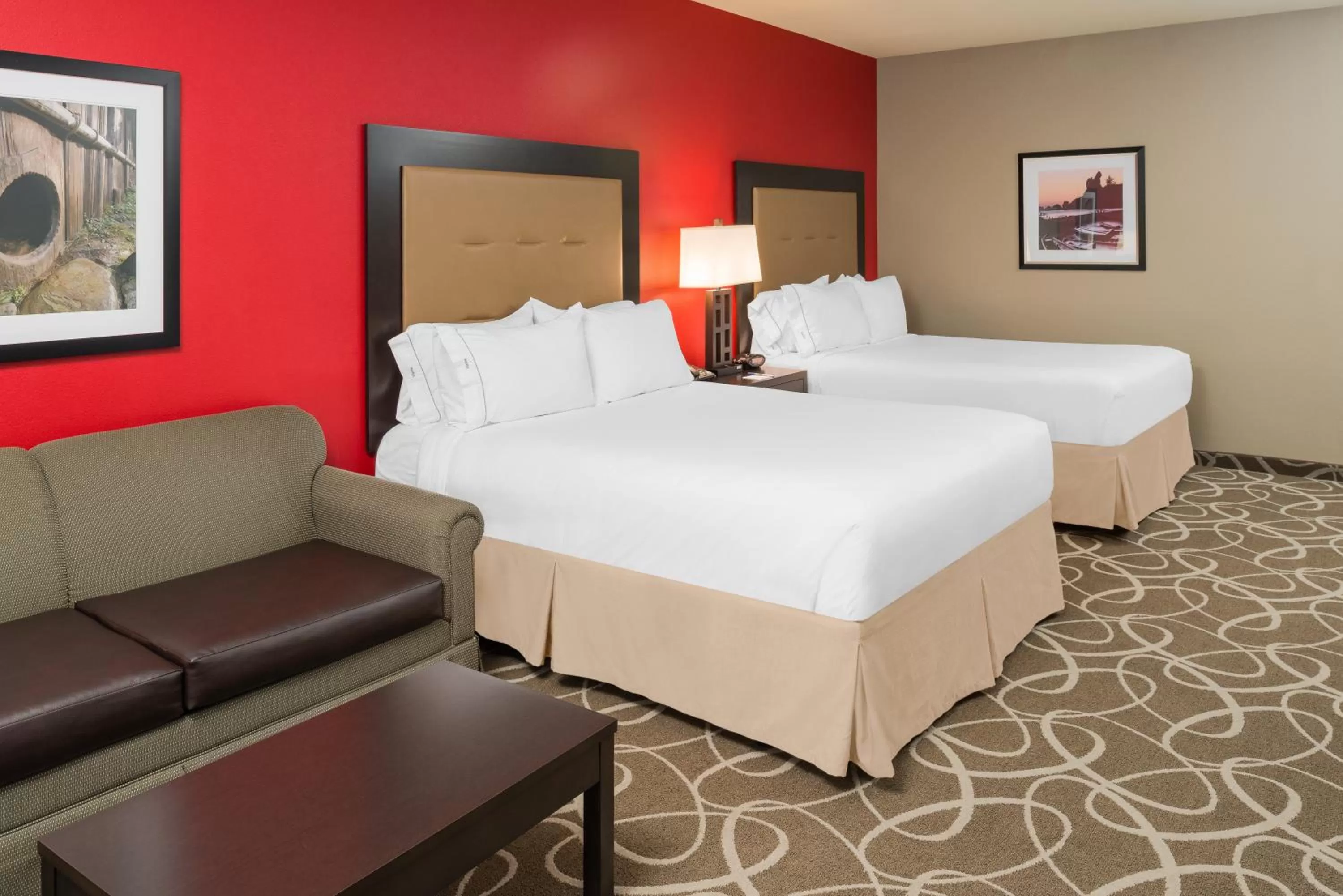 Standard Queen Room with Two Queen Beds and Transfer Shower - Mobility Access in Holiday Inn Express Klamath - Redwood Ntl Pk Area by IHG