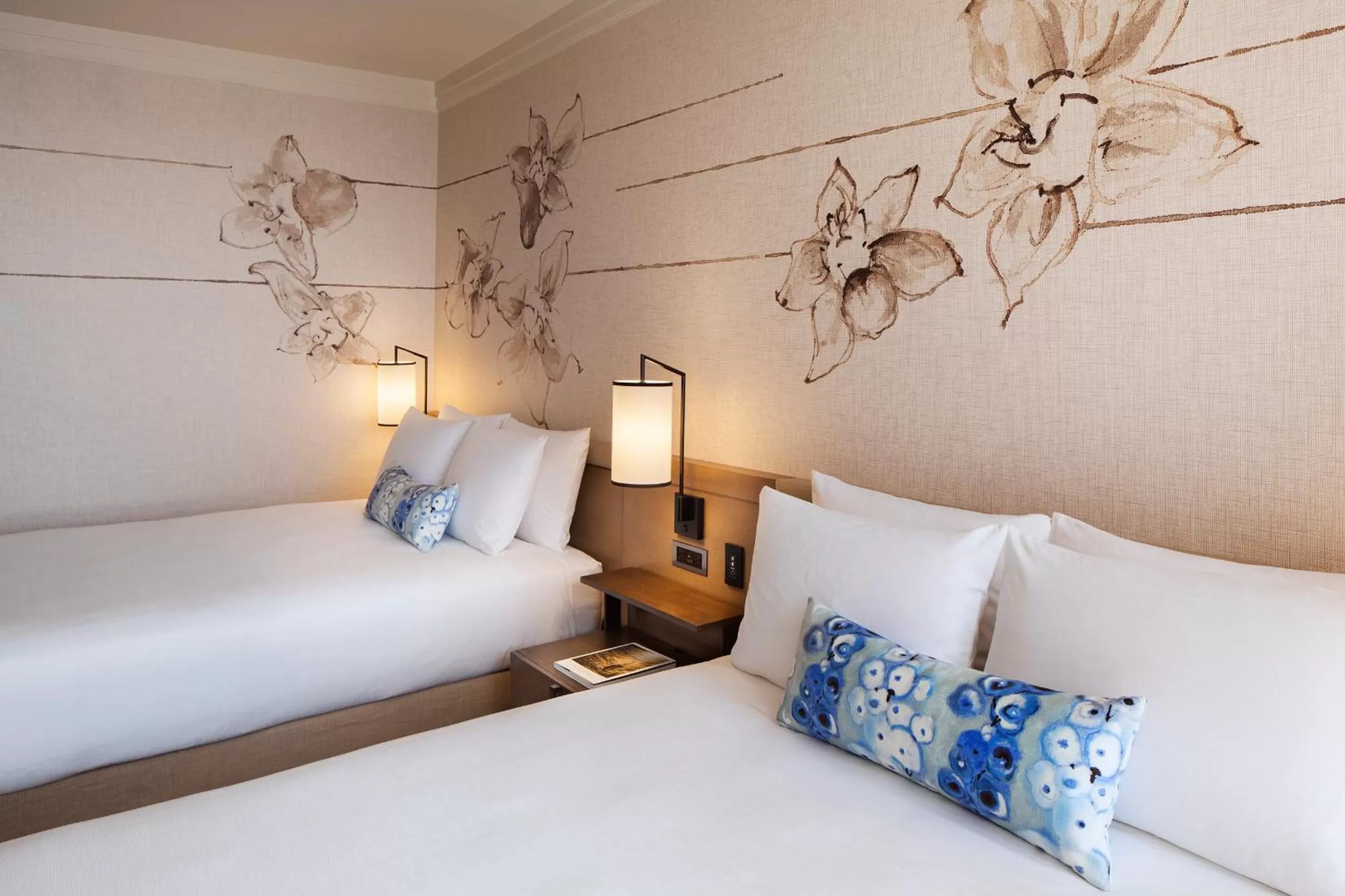 Oceanfront 1 Bedroom Suite - 2 Queens in Prince Waikiki