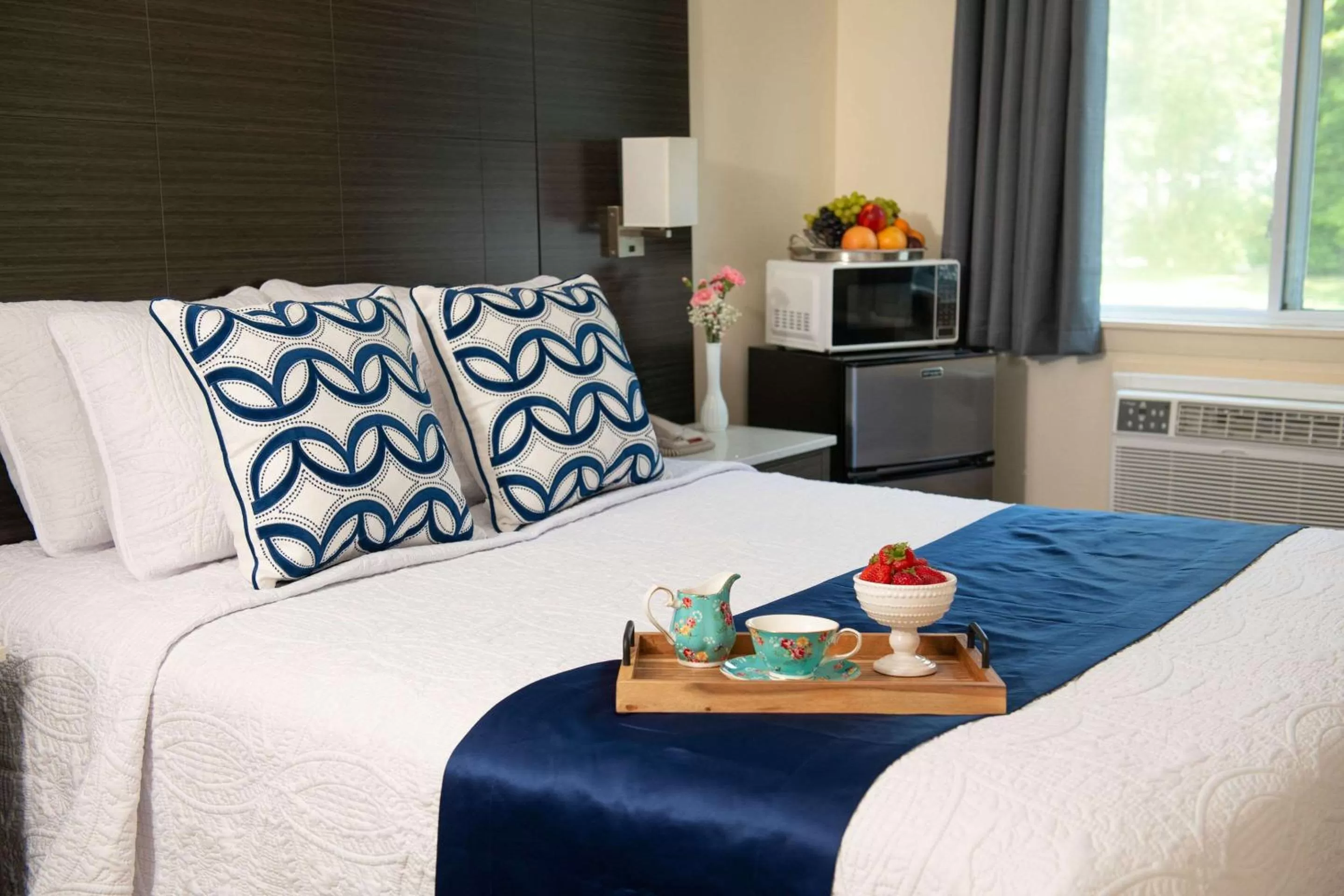 Queen Room in Rodeway Inn Middletown - Newport