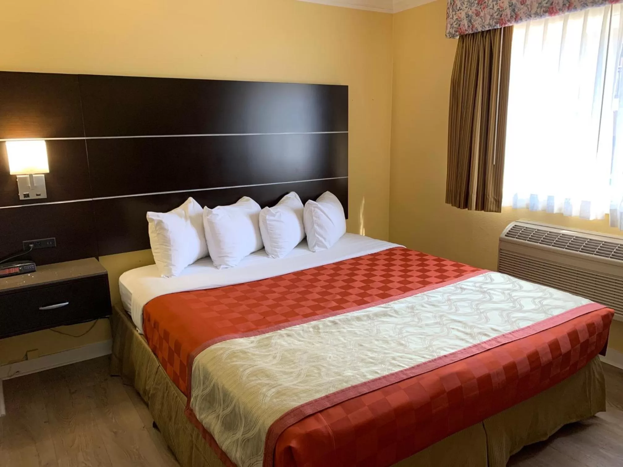 Deluxe Queen Room - single occupancy in Olive Tree Inn & Suites