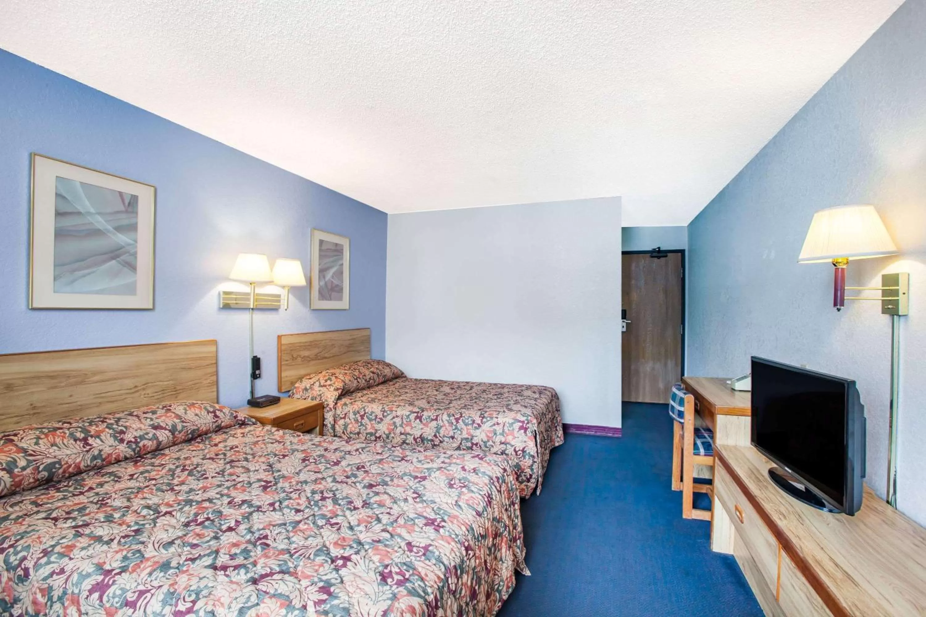 Suite with Two Queen Beds - Non-Smoking in Super 8 by Wyndham Hot Springs
