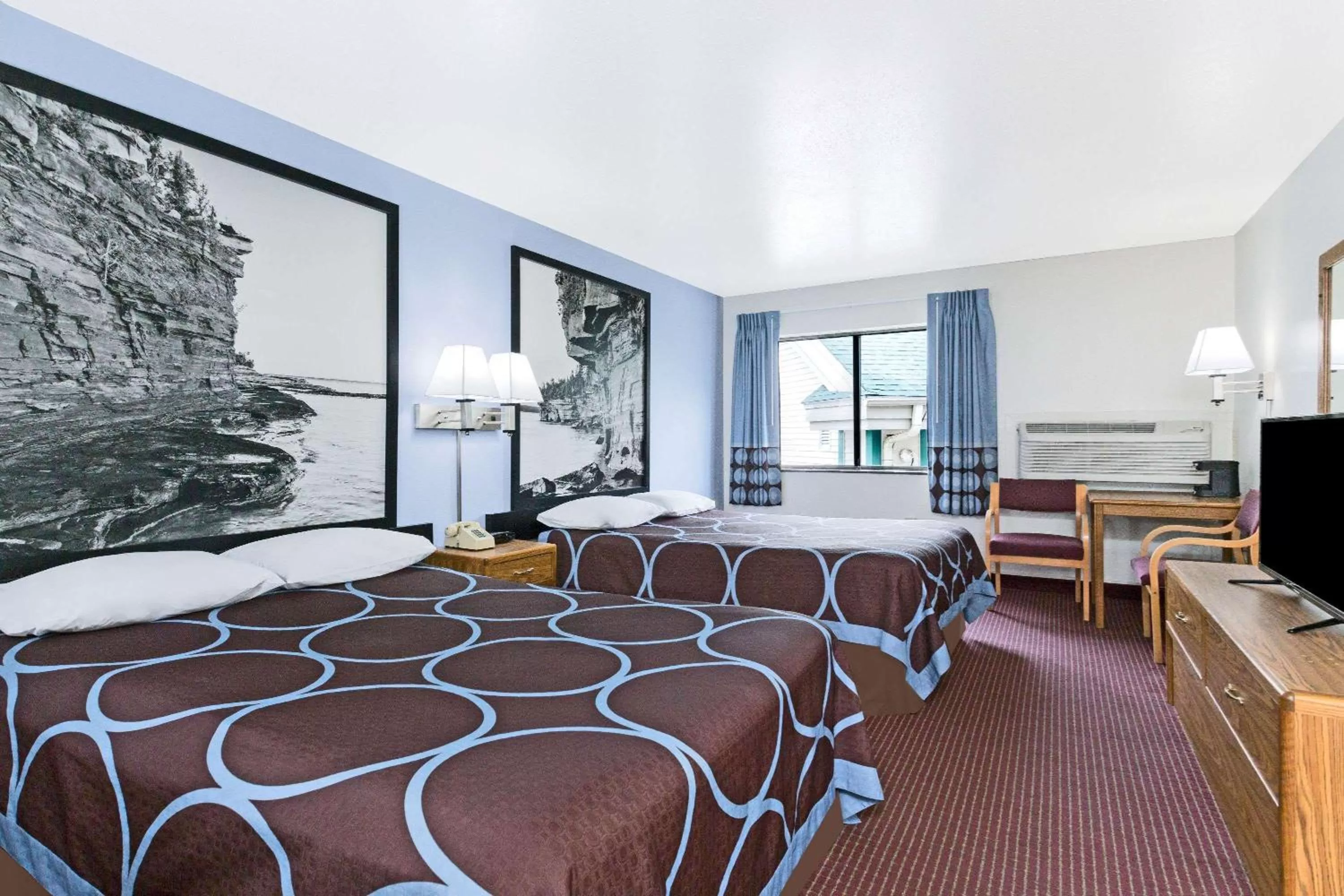Queen Room with Two Queen Beds in Super 8 by Wyndham Wisconsin Dells