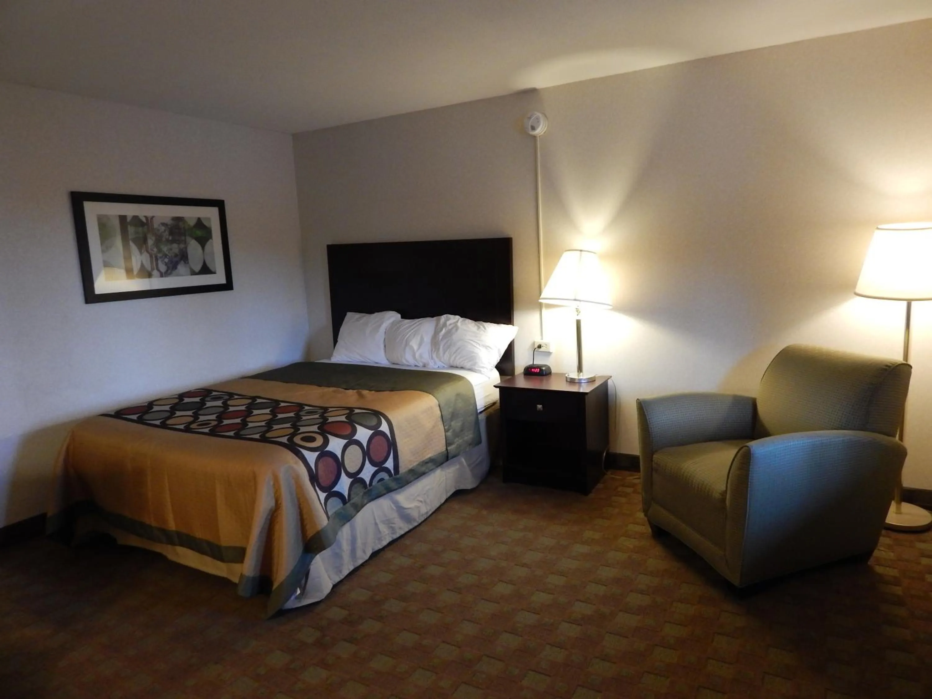 Deluxe Queen Room - Mobility Access/Non-Smoking in Super 8 by Wyndham White River Junction