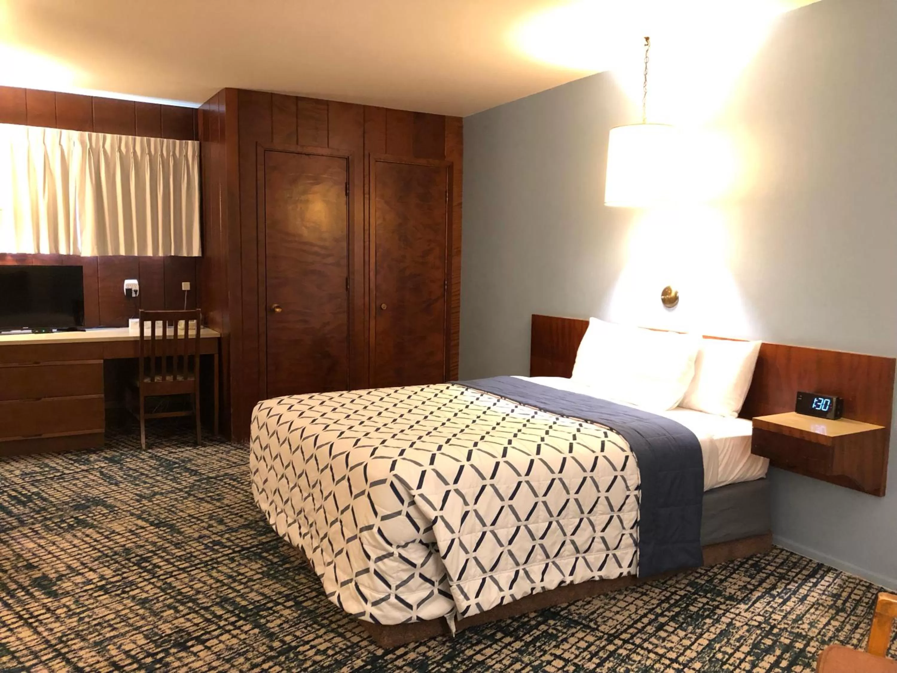 Queen Room in Curly Redwood Lodge