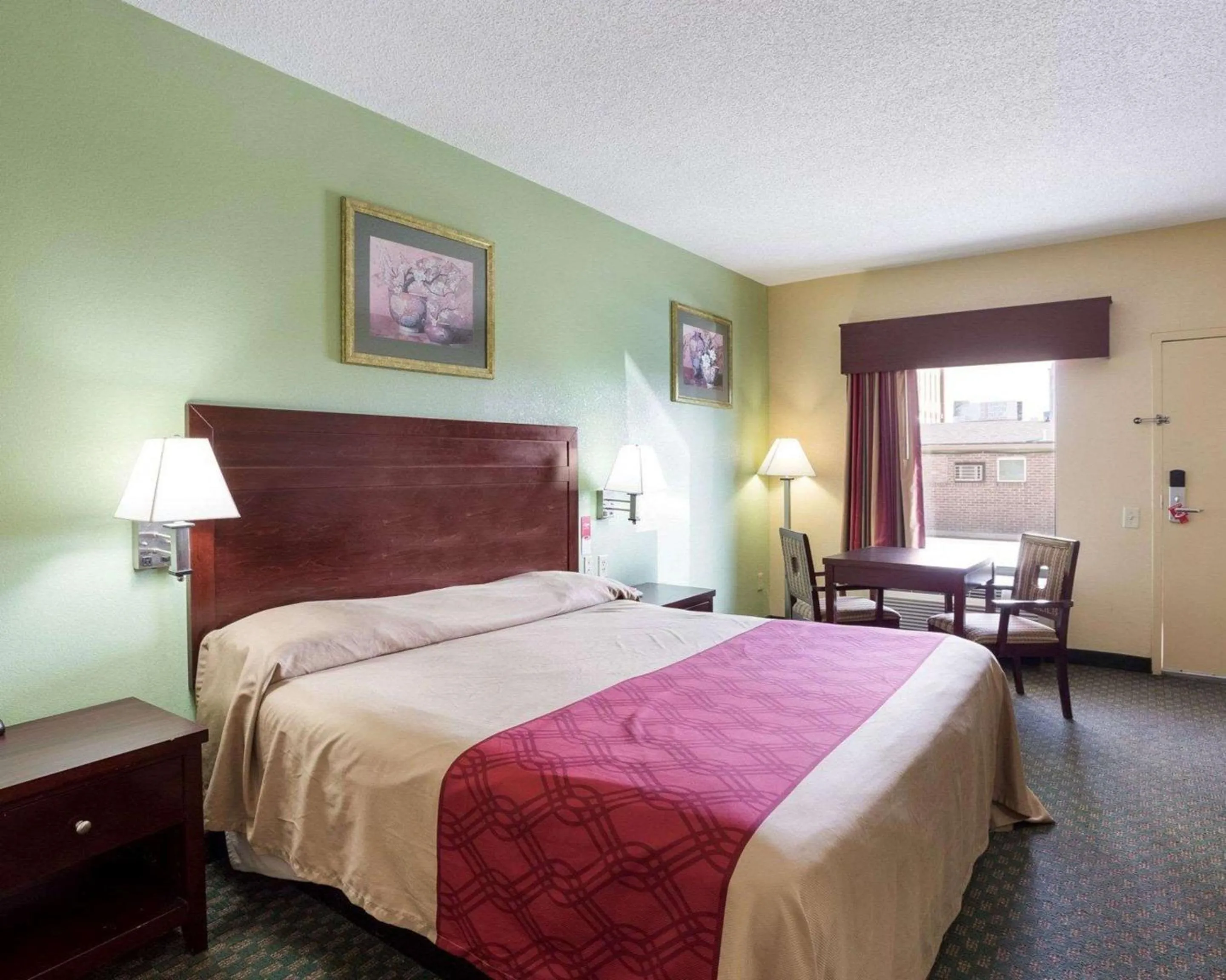 King Room - Accessible/Non-Smoking in Rodeway Inn & Suites New Orleans Gentilly