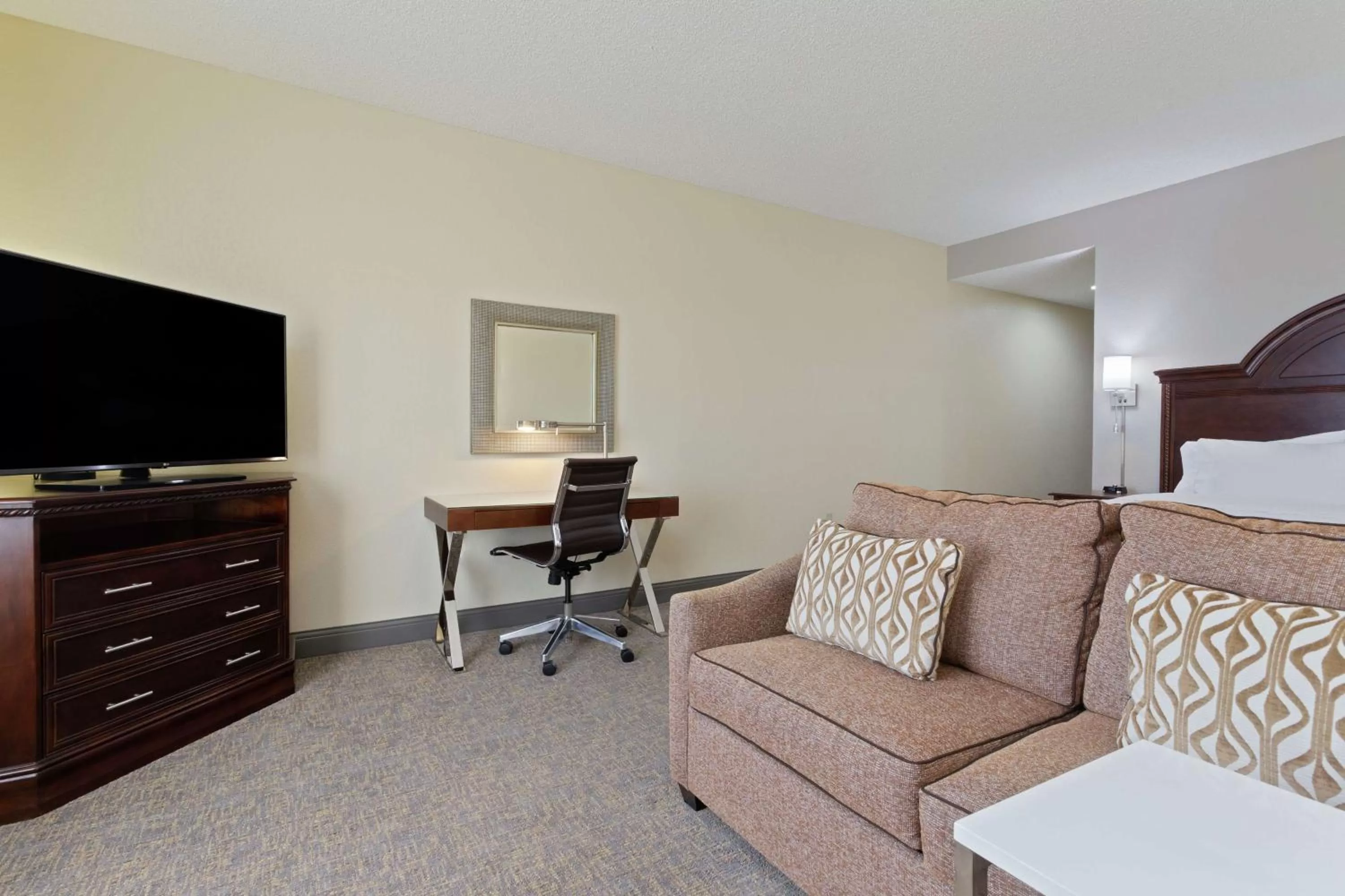 Non-Smoking Deluxe King Room with Sofa Bed in Hampton Inn & Suites Wellington