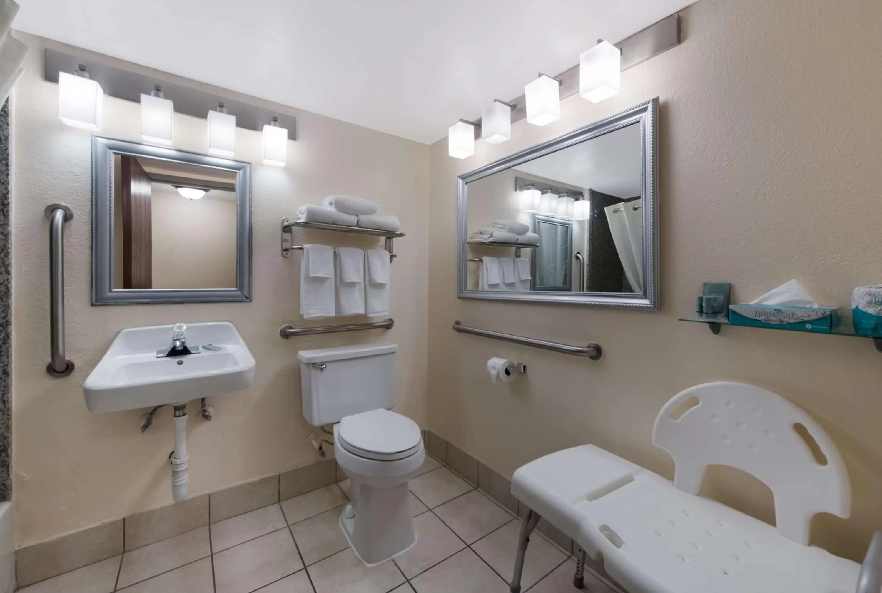 King Room with Bath Tub - Mobility Access/Non-Smoking in Best Western Hampton Coliseum Inn