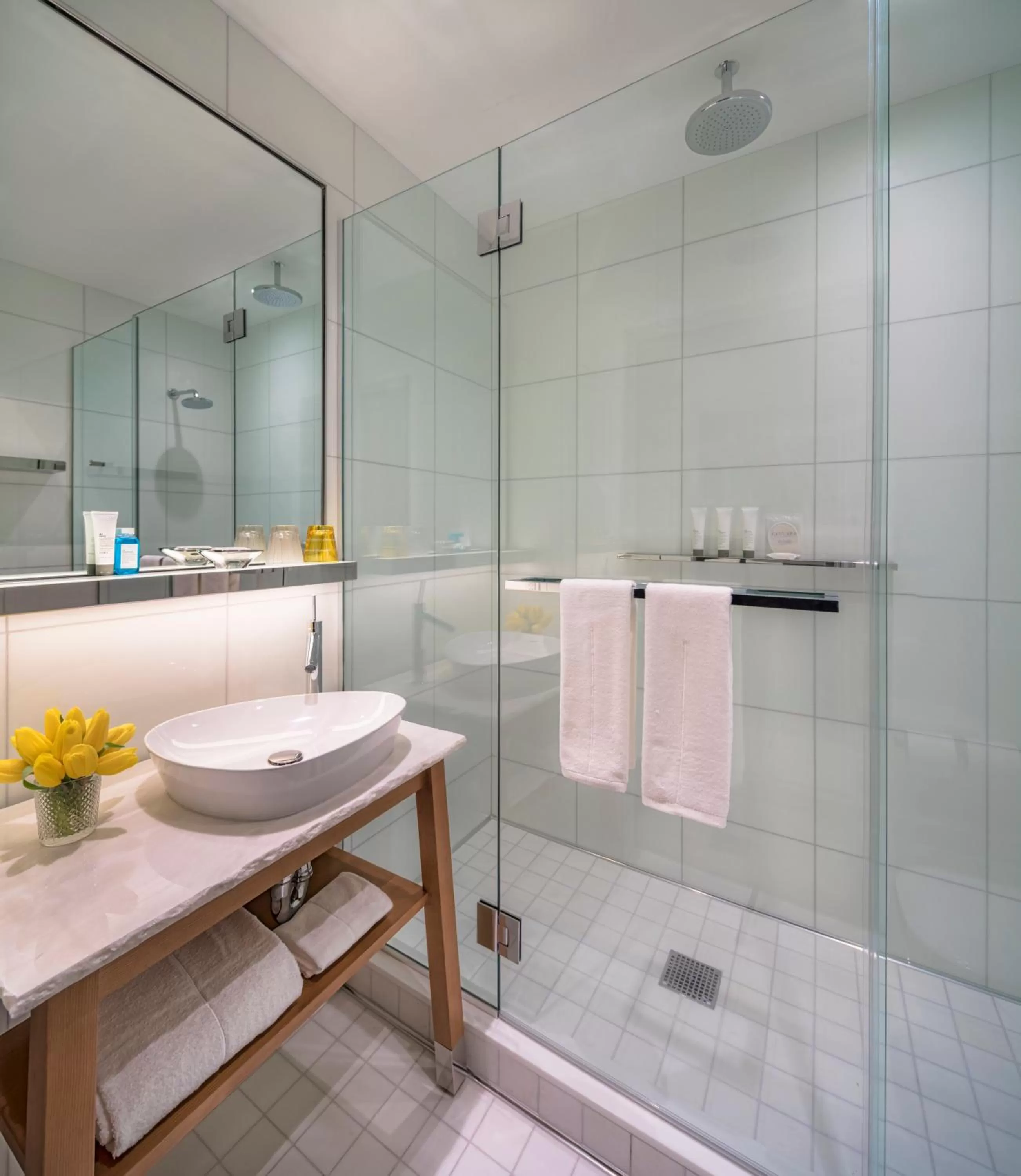 King Room with Roll-In Shower - Disability Access in Mondrian Park Avenue