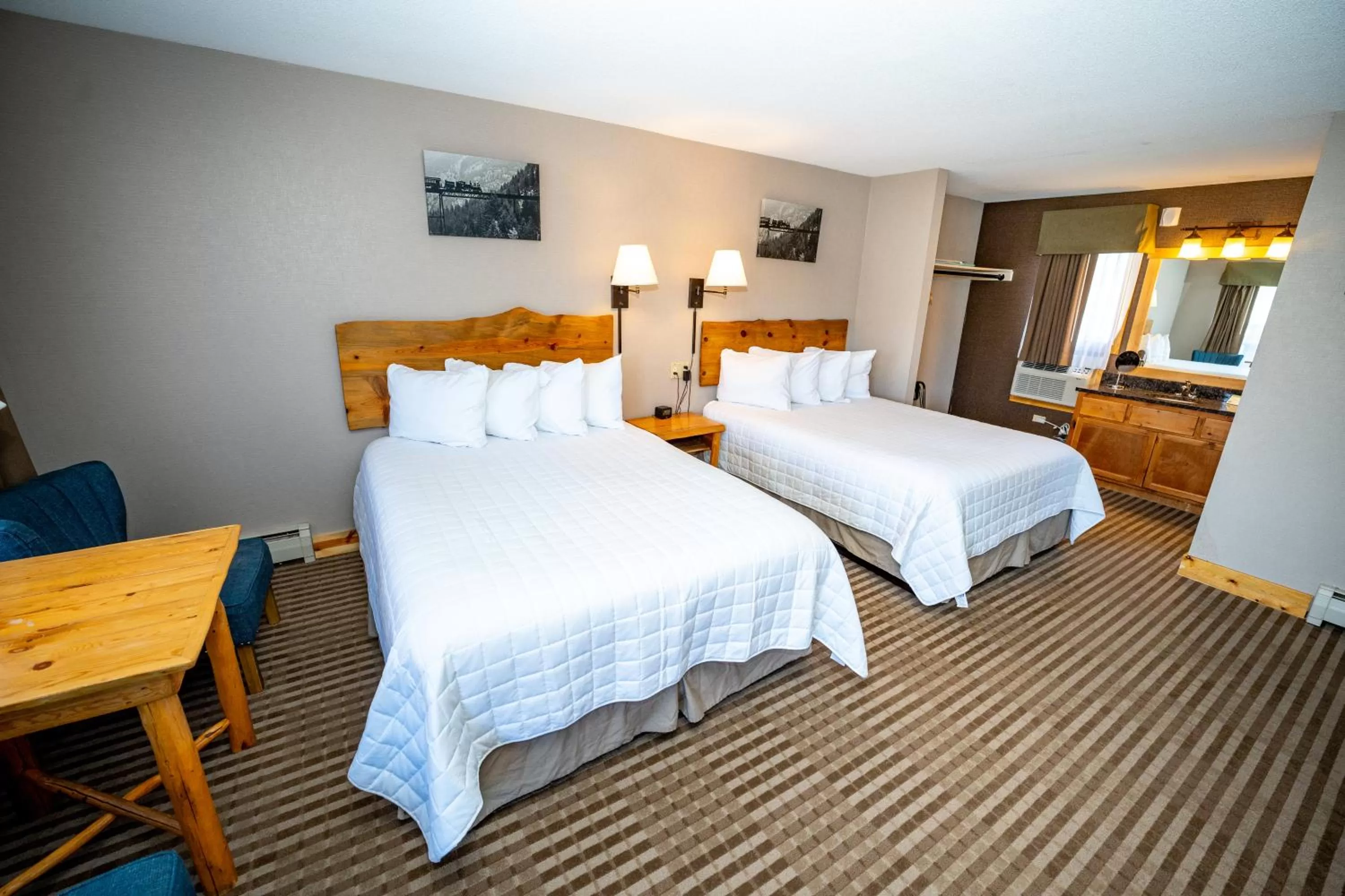 Queen Room with Two Queen Beds - Pet Friendly in Hotel Estes