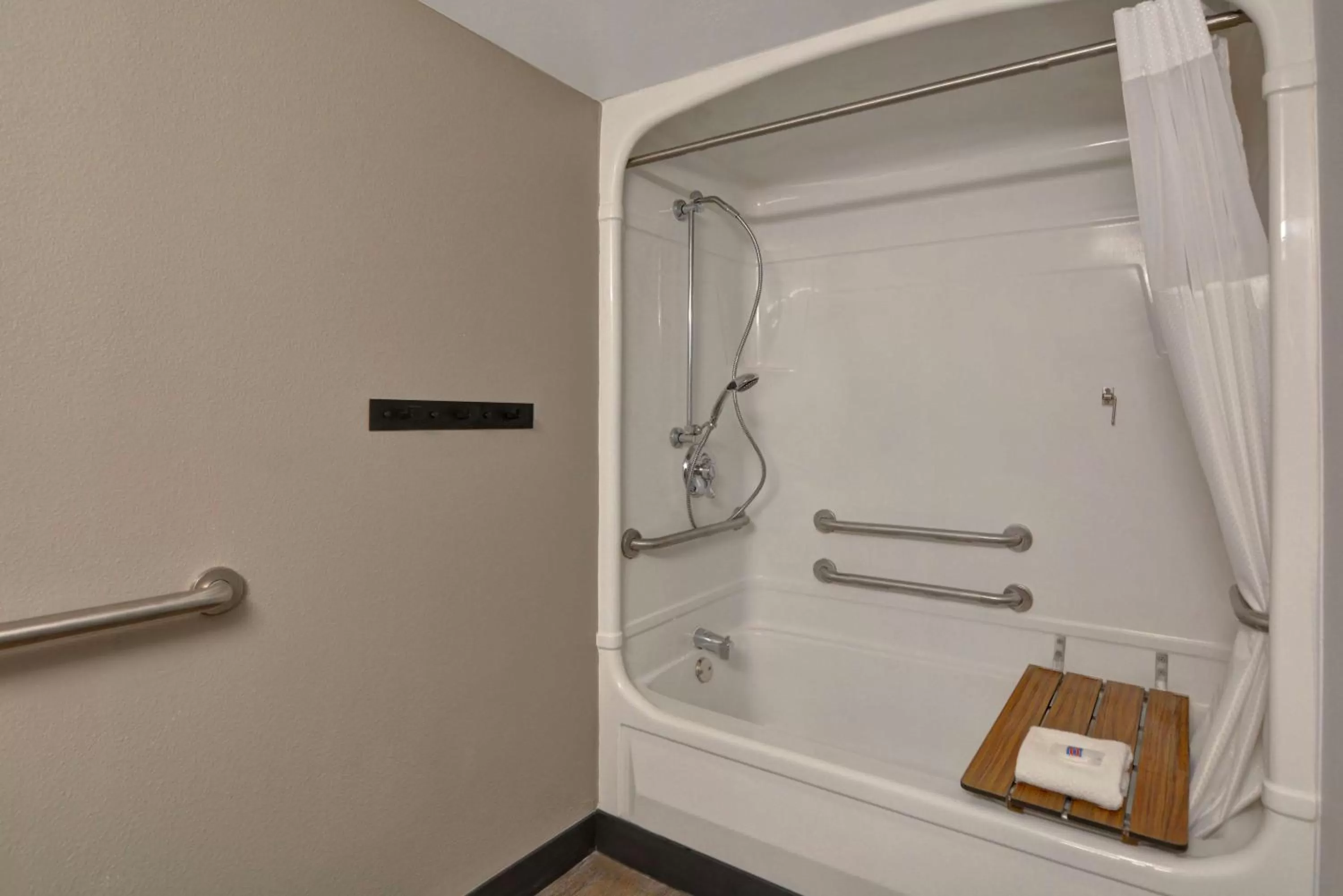 King Room - Disability Access - Smoking in Studio 6-Jacksonville, FL - Baymeadows