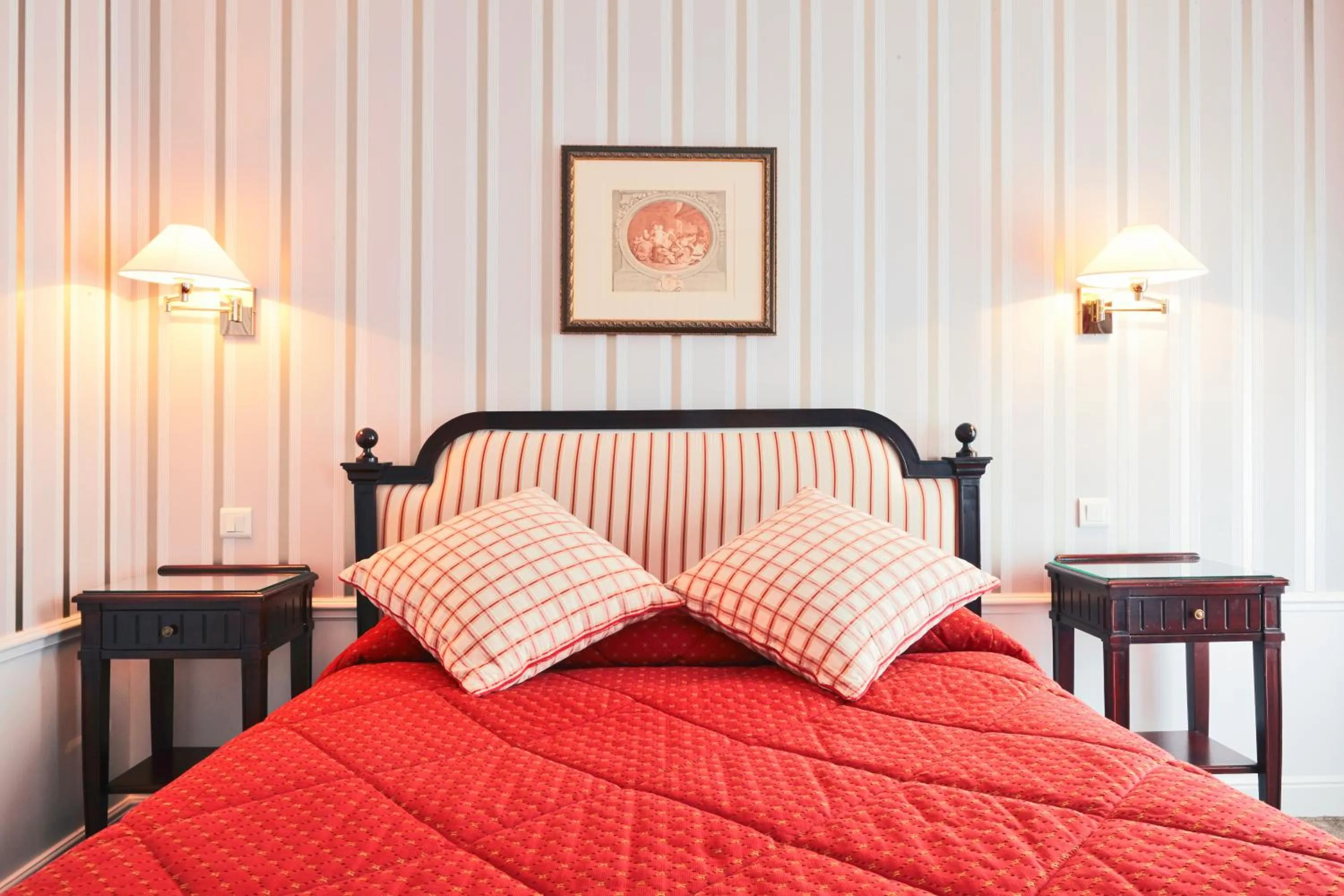 Two Adjacent Rooms (5 people) in Golden Tulip Washington Opera