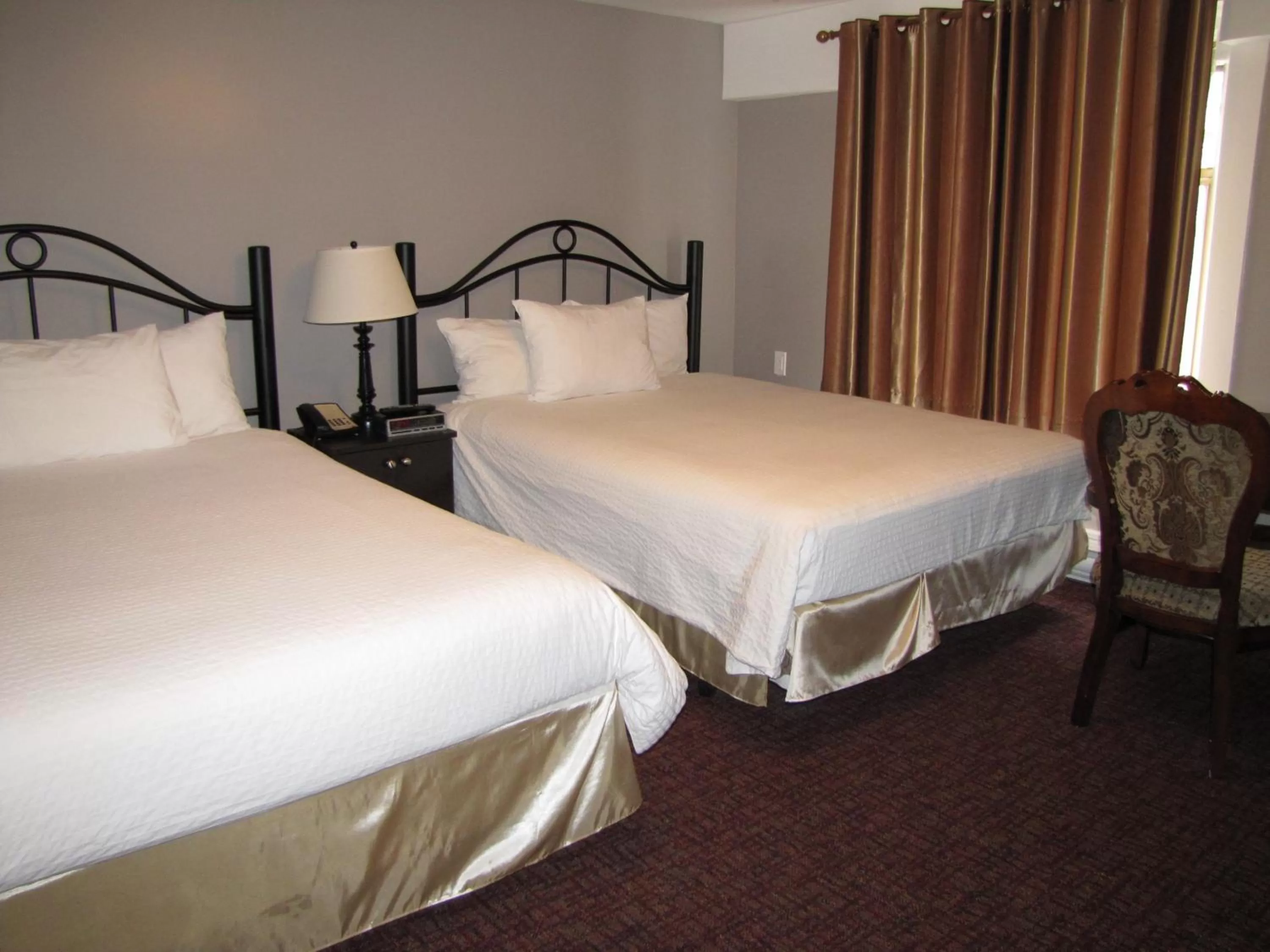 Deluxe Double Room with Two Double Beds in Barclay Hotel