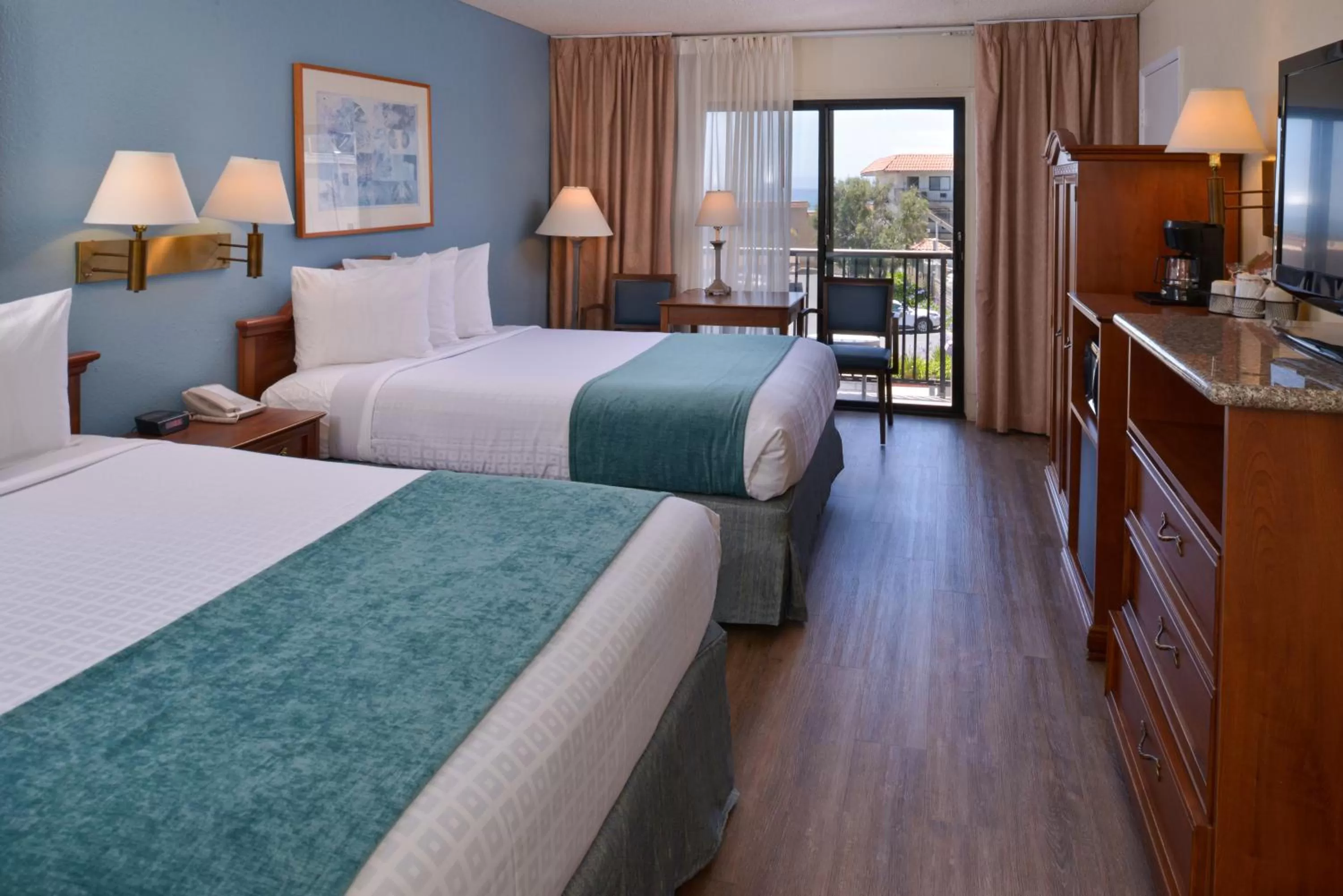 Queen Room with Balcony in Edgewater Inn and Suites