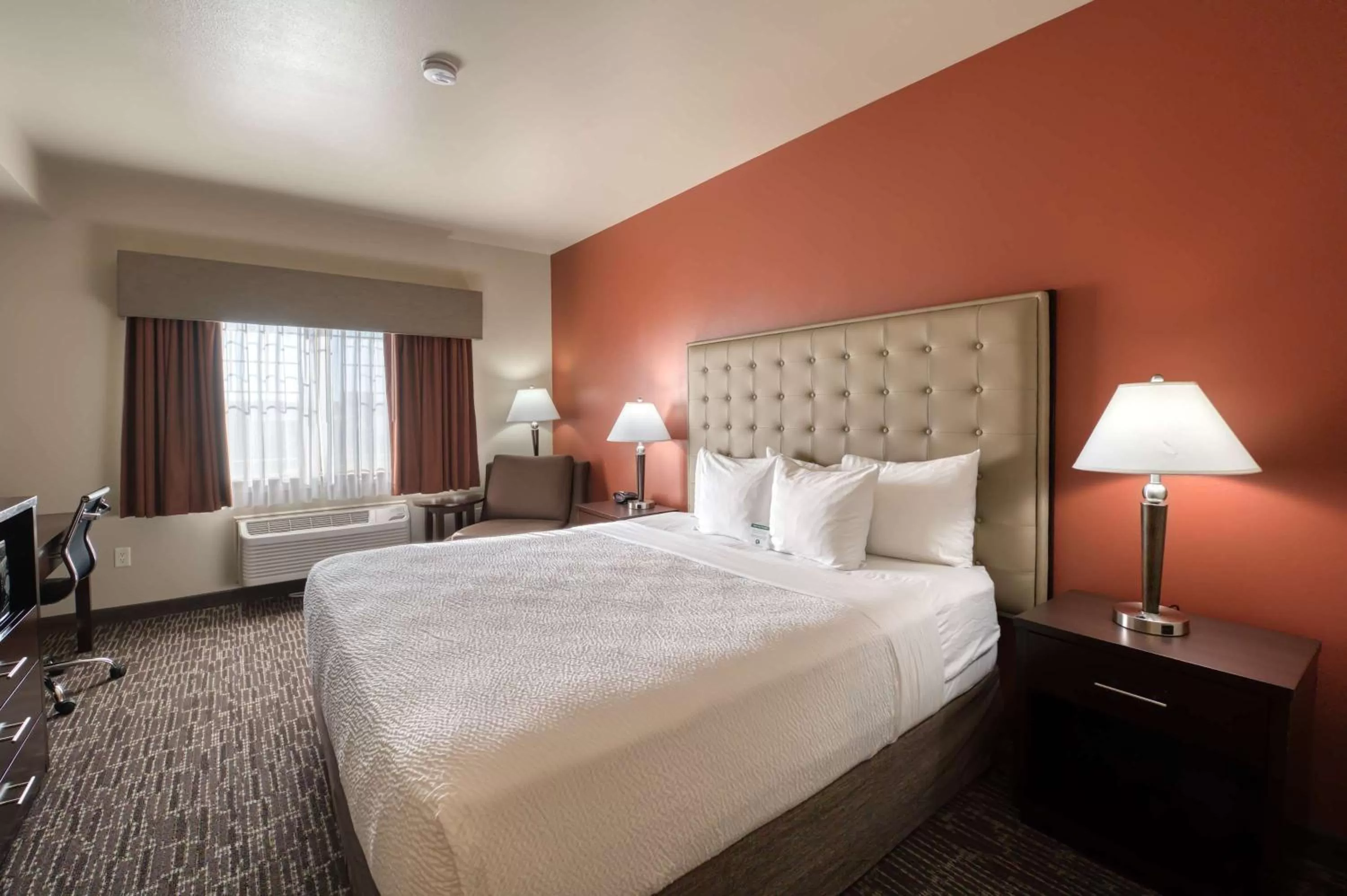 Queen Room with Roll-In Shower - Disability Access in Best Western Northwest Lodge