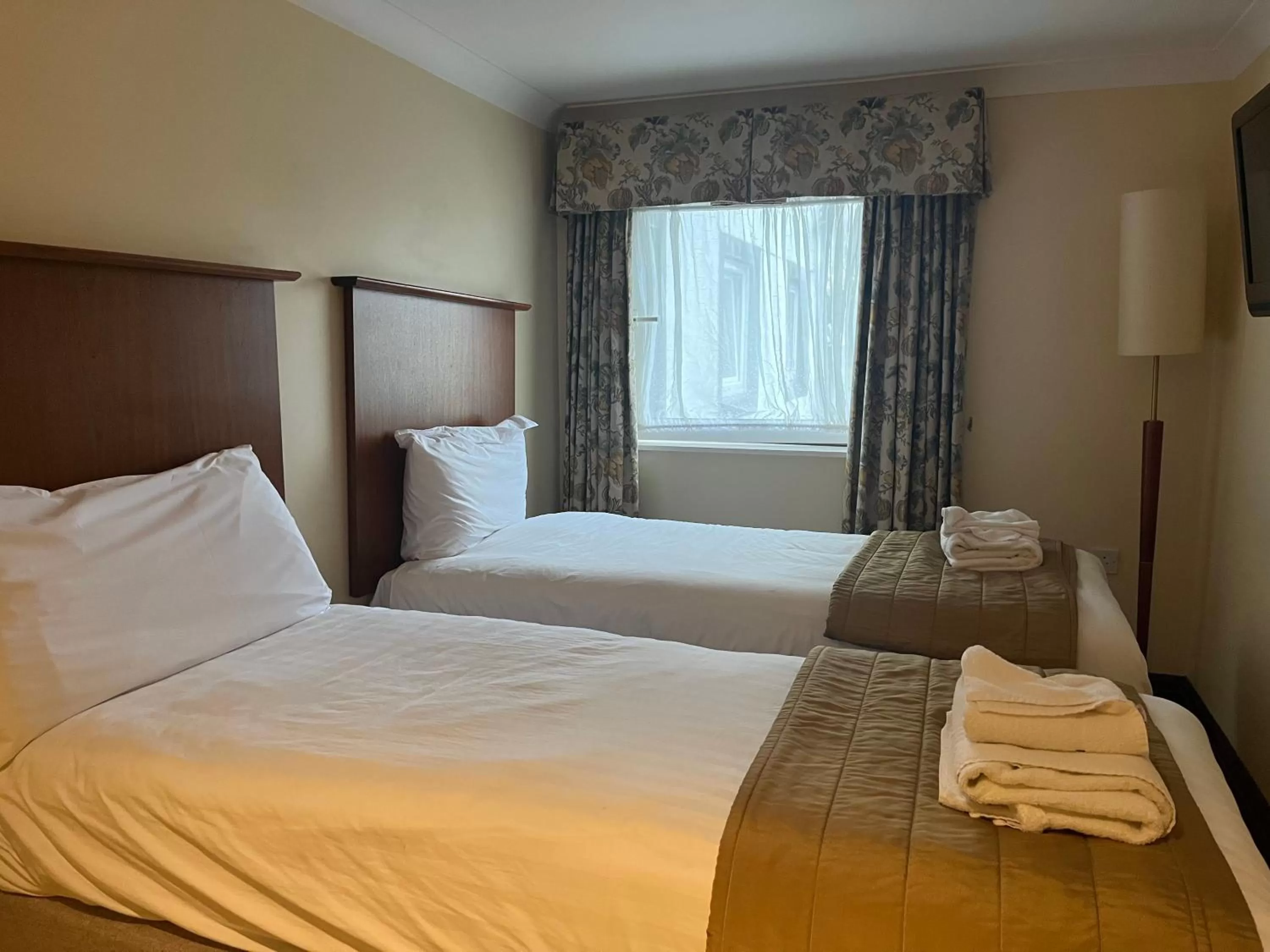 Standard Twin Room in Macdonald Tickled Trout Hotel