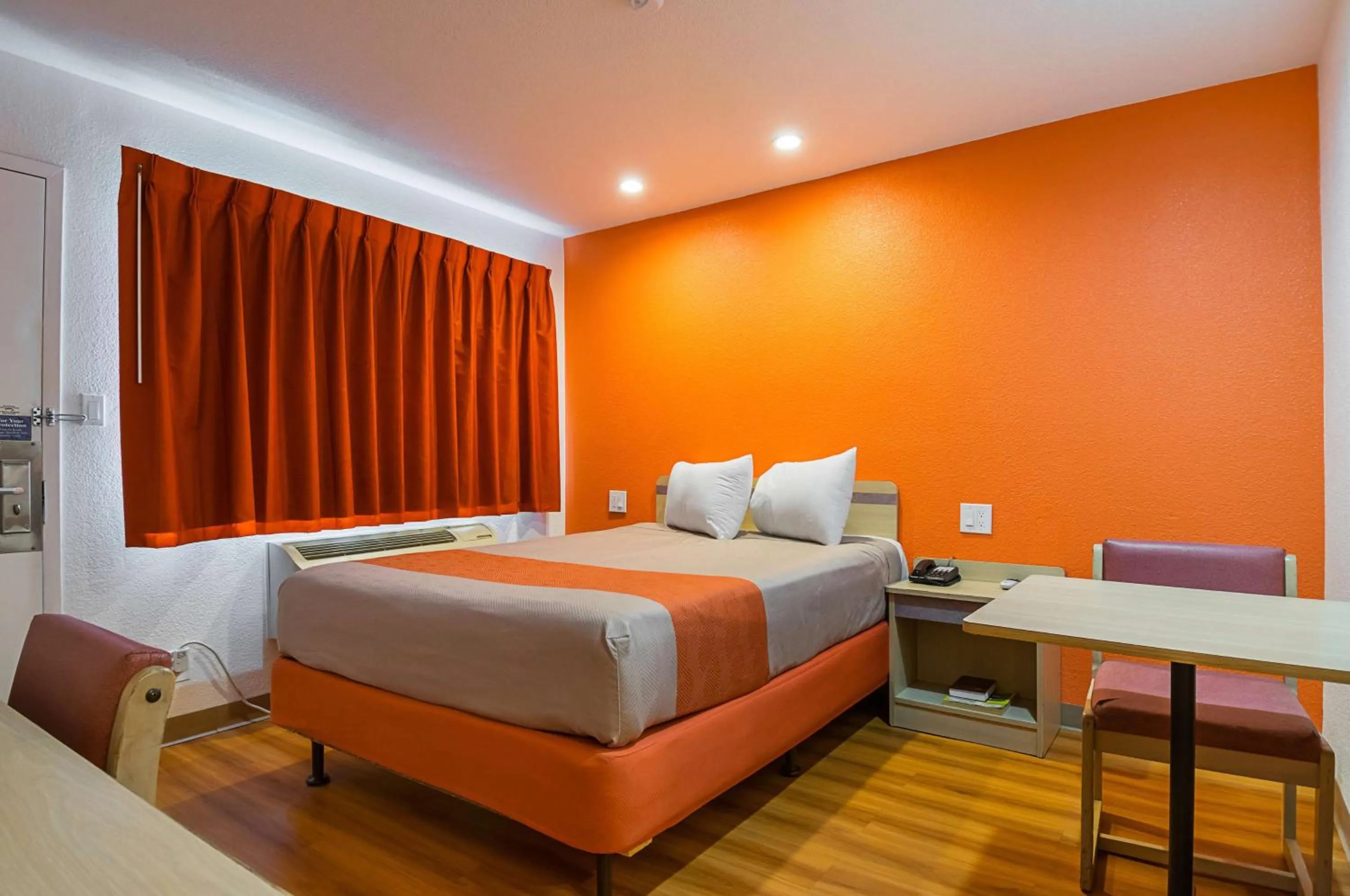 1 Full Bed | Mobility Access Tub, Nsmk in Motel 6 Lost Hills / Buttonwillow Racetrack