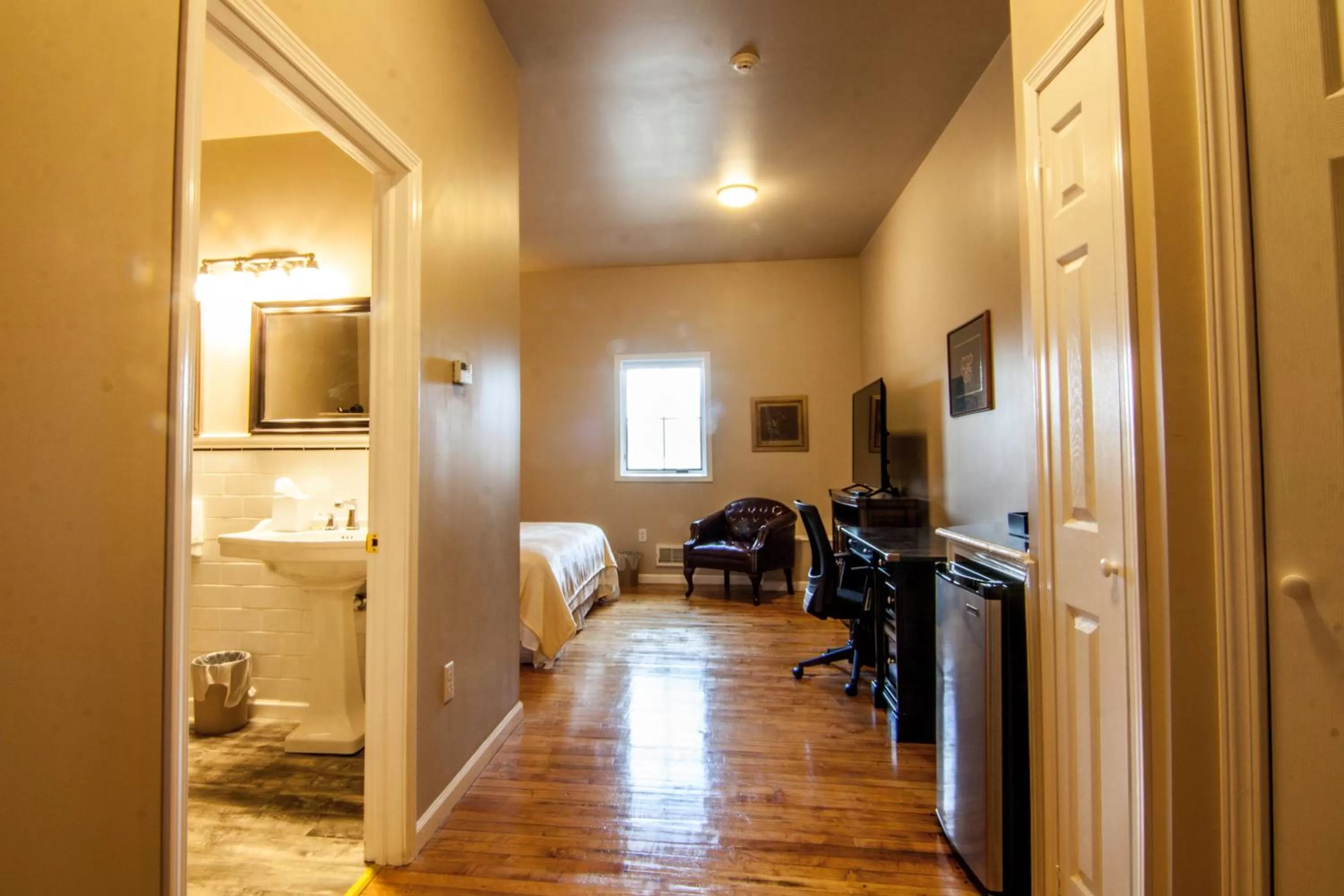 Deluxe King Room - Disability Access in Amsterdam Castle NY