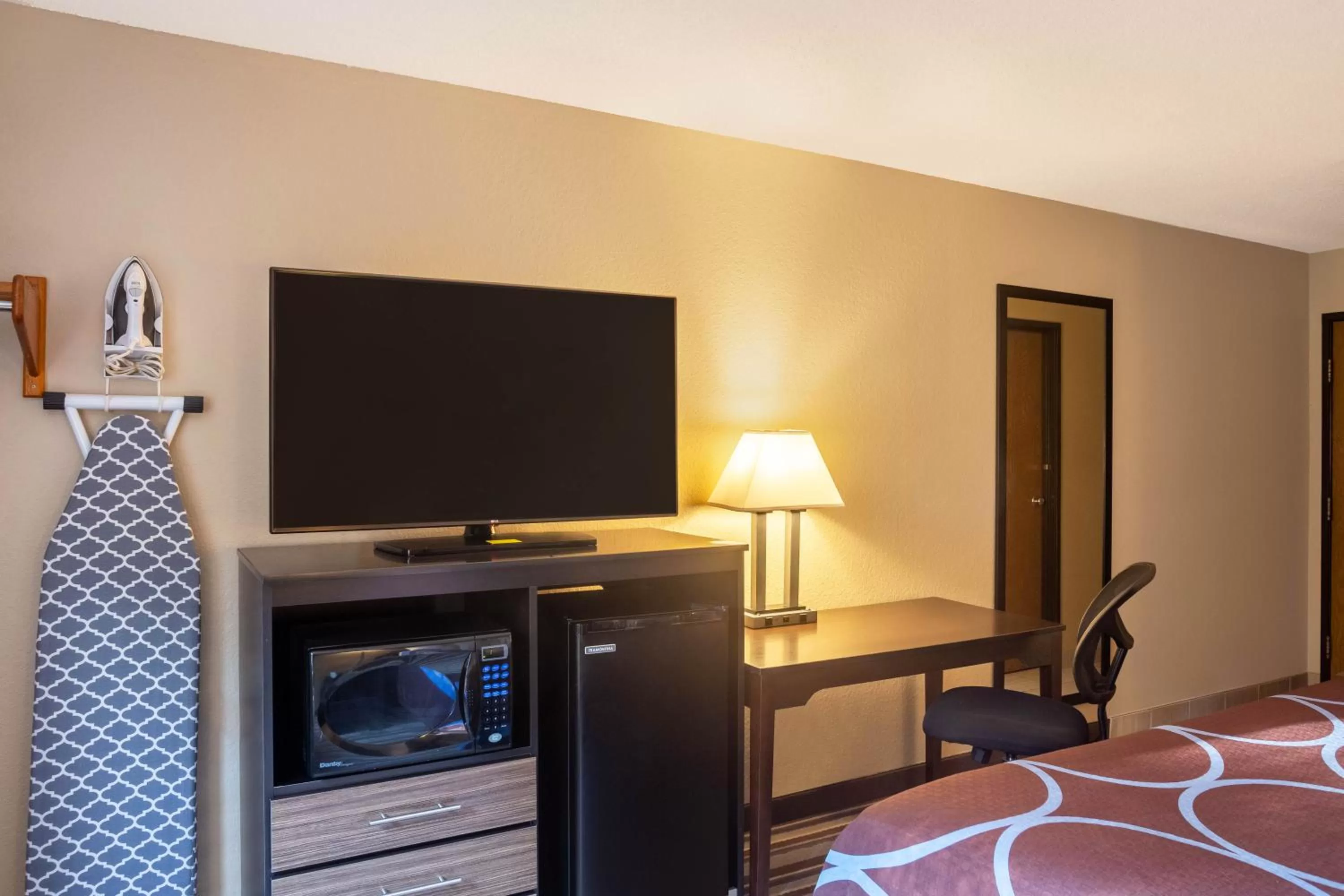 King Room - Non-Smoking in Super 8 by Wyndham Elkins