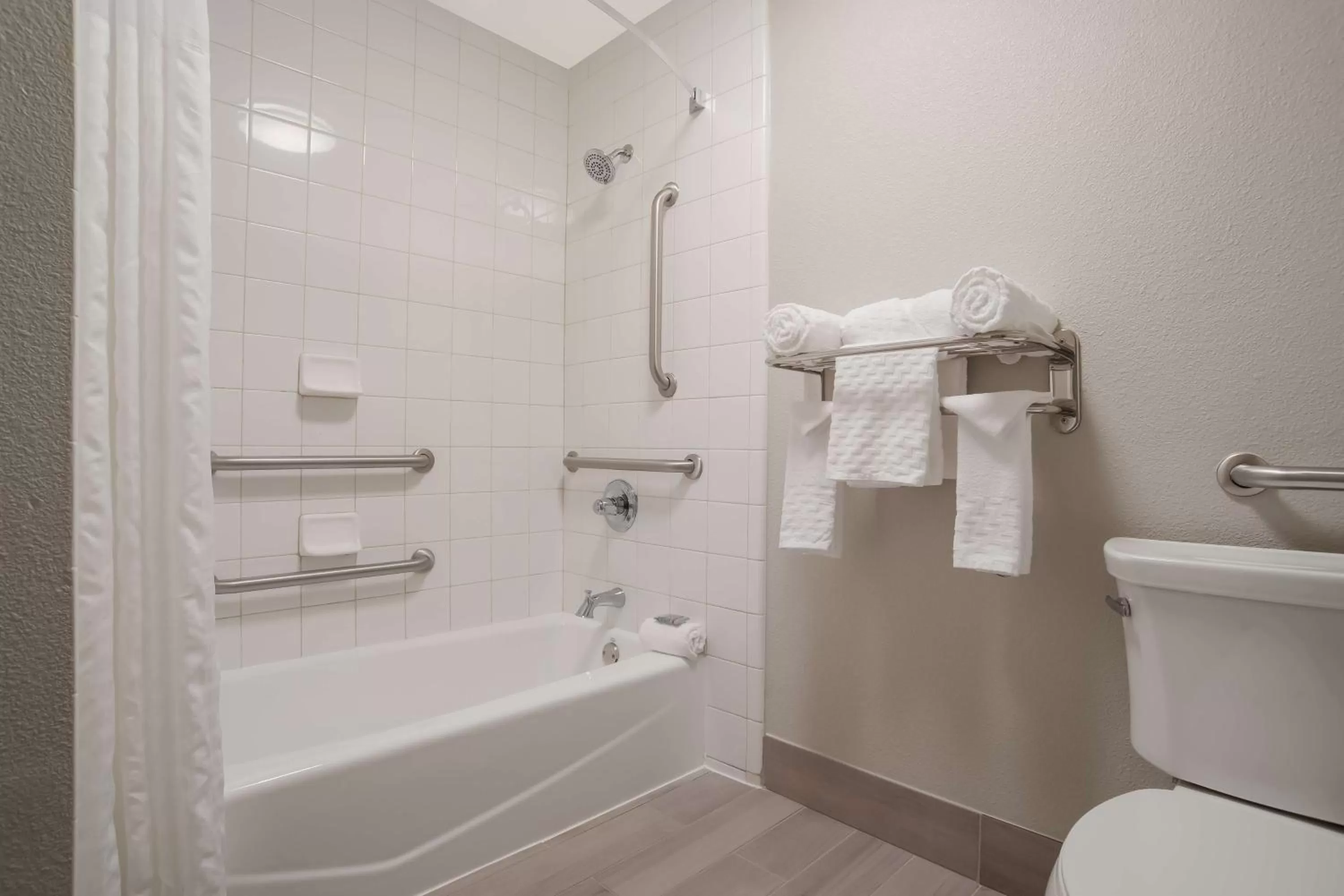 King Room with Roll-In Shower - Disability Access in Best Western Flagship Inn