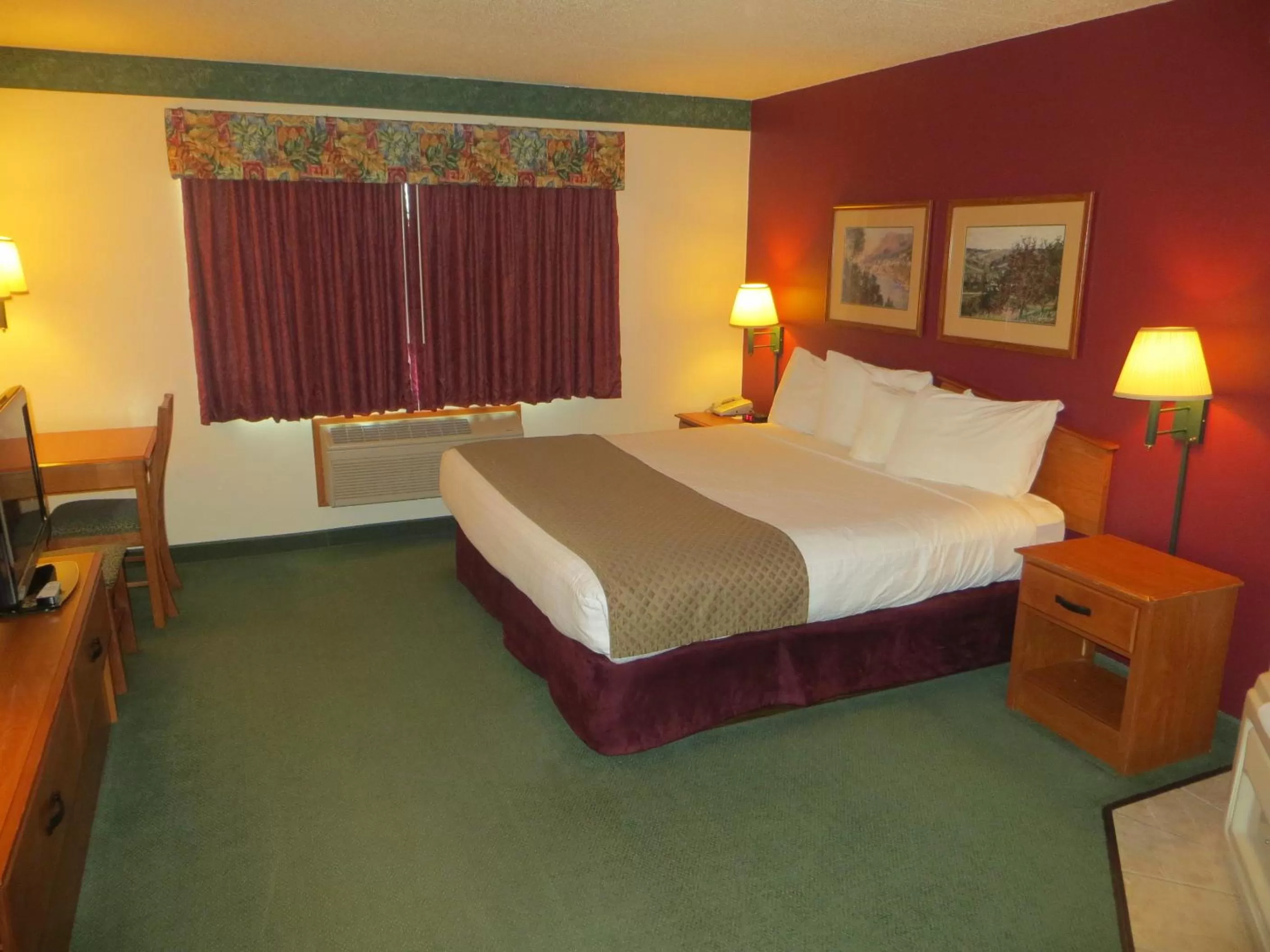 Queen Studio Suite - Mobility Access/Non-Smoking in AmericInn by Wyndham Manitowoc