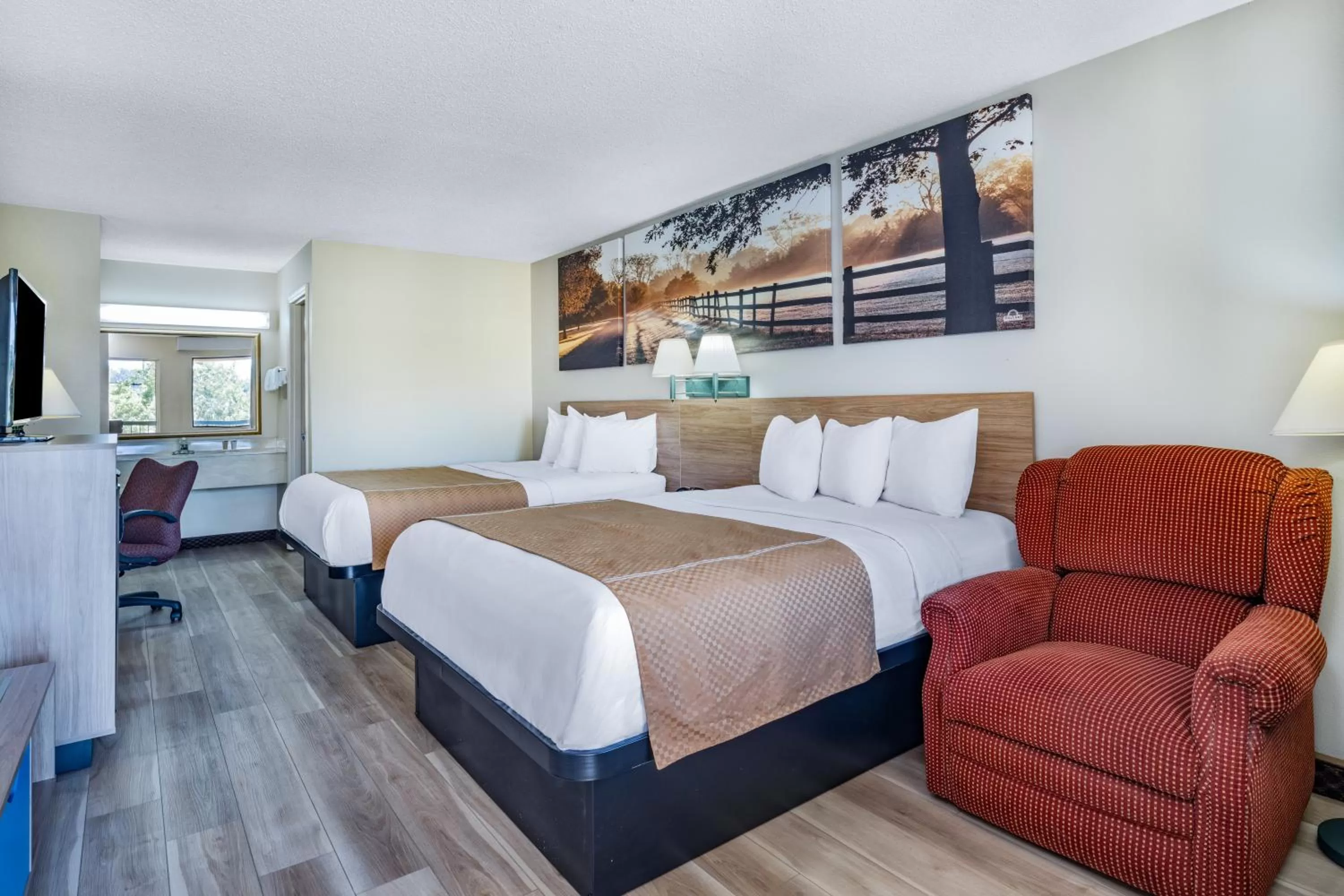 Deluxe Queen Room with Two Queen Beds - Non-Smoking in Days Inn by Wyndham Macon I-475