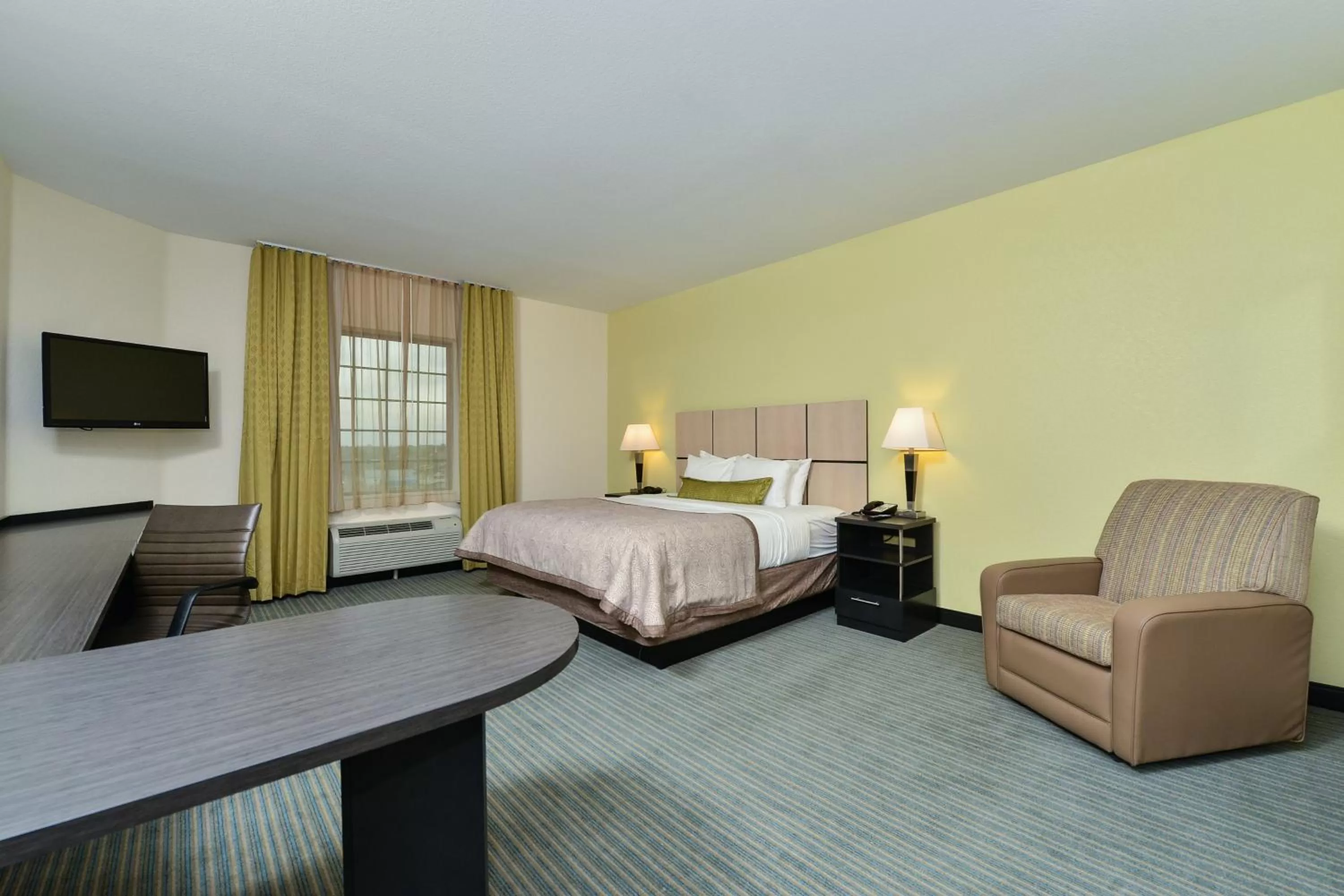 King Studio Suite with Hearing Accessible Tub in Candlewood Suites Monahans by IHG