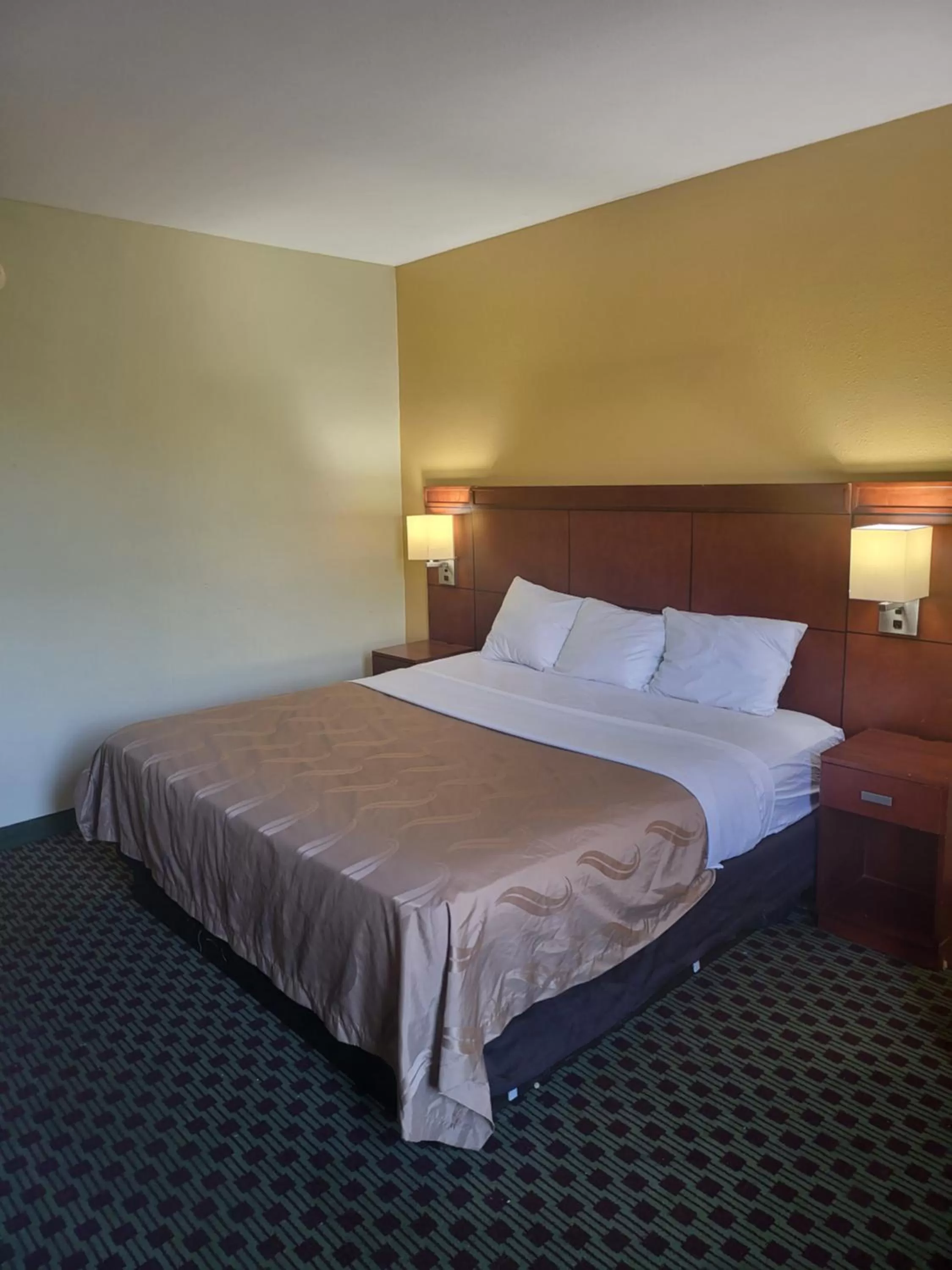 Deluxe King Room - Non-Smoking in Baymont by Wyndham Williamsburg