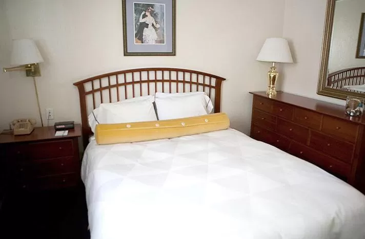 Queen Room with Two Queen Beds with Pool View in Coral Reef Inn & Condo Suites