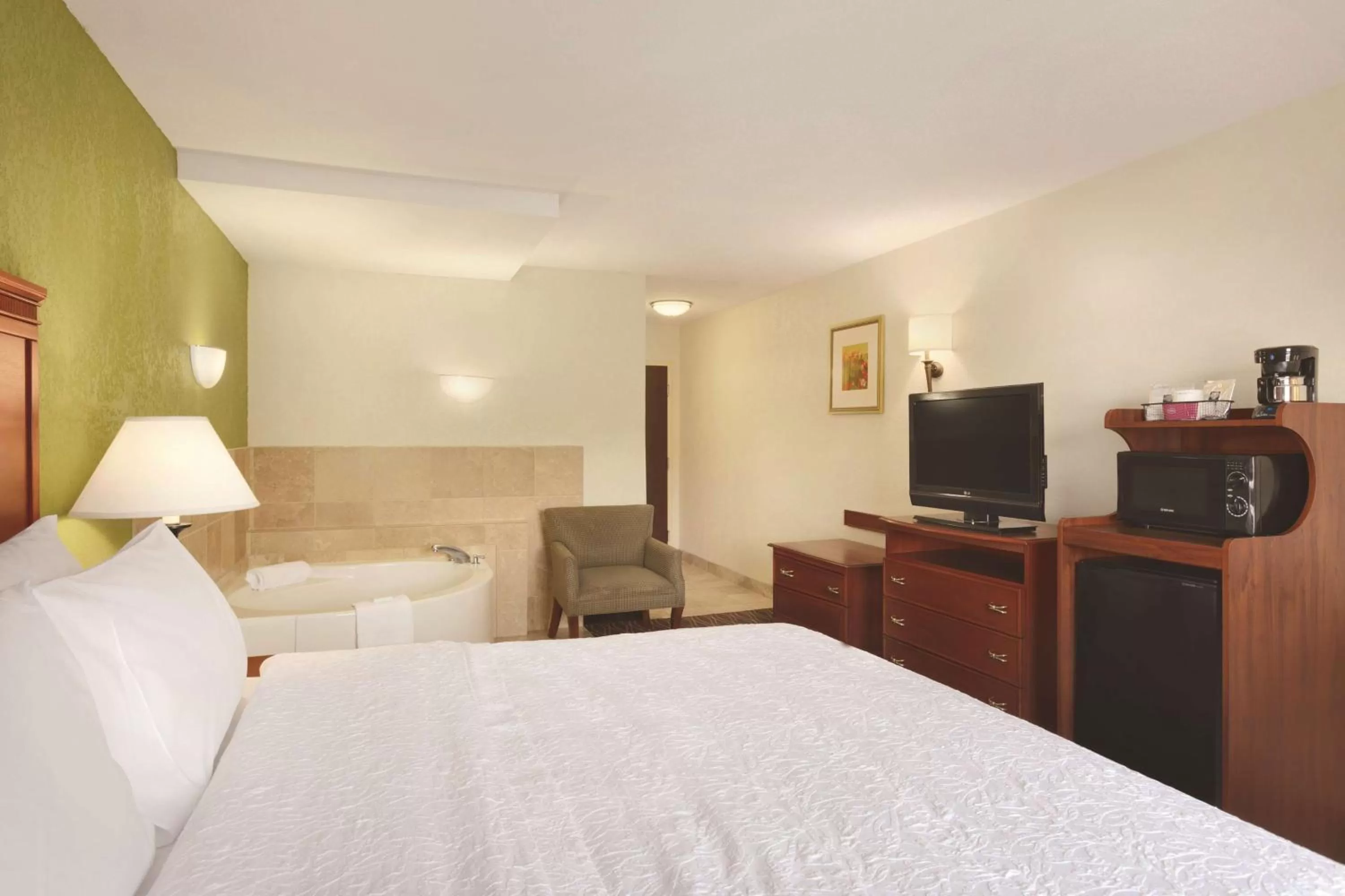 King Suite with Spa Bath in Hampton Inn & Suites Greenfield